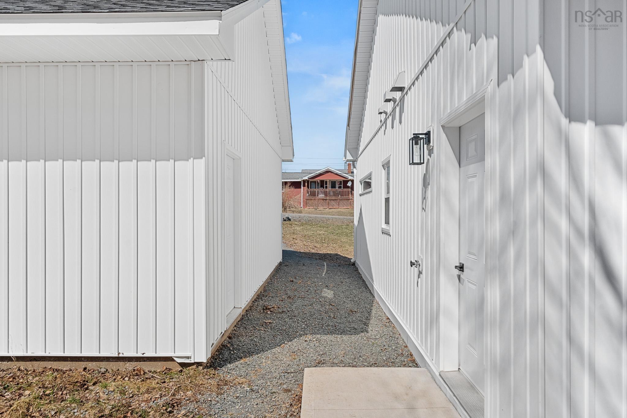 $529,900.00: 15 Chalet Crescent, Brooklyn