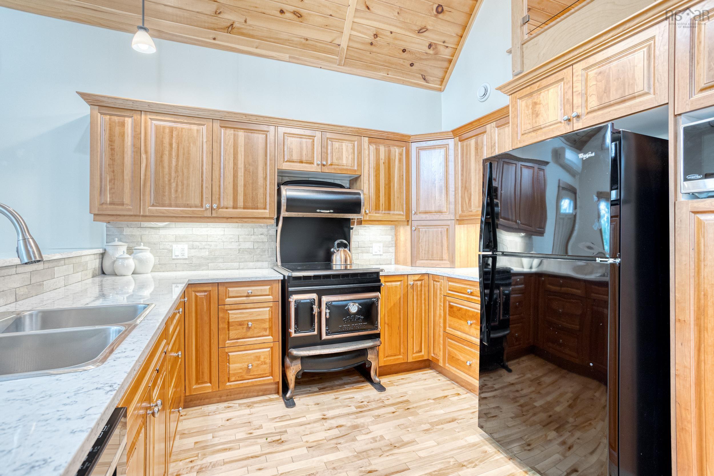 $749,900.00: 33 Eastern Point Lane, East Uniacke