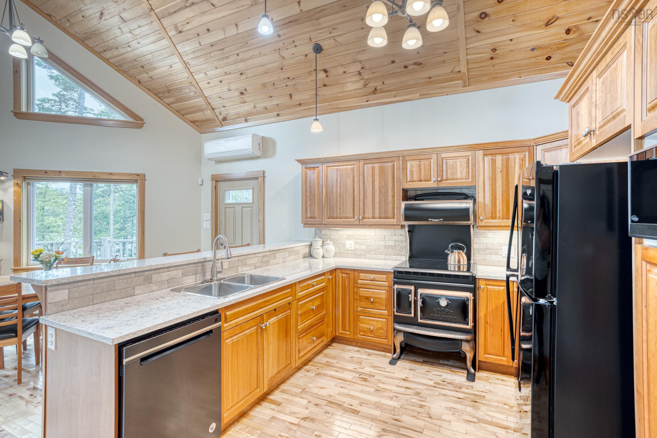 $749,900.00: 33 Eastern Point Lane, East Uniacke