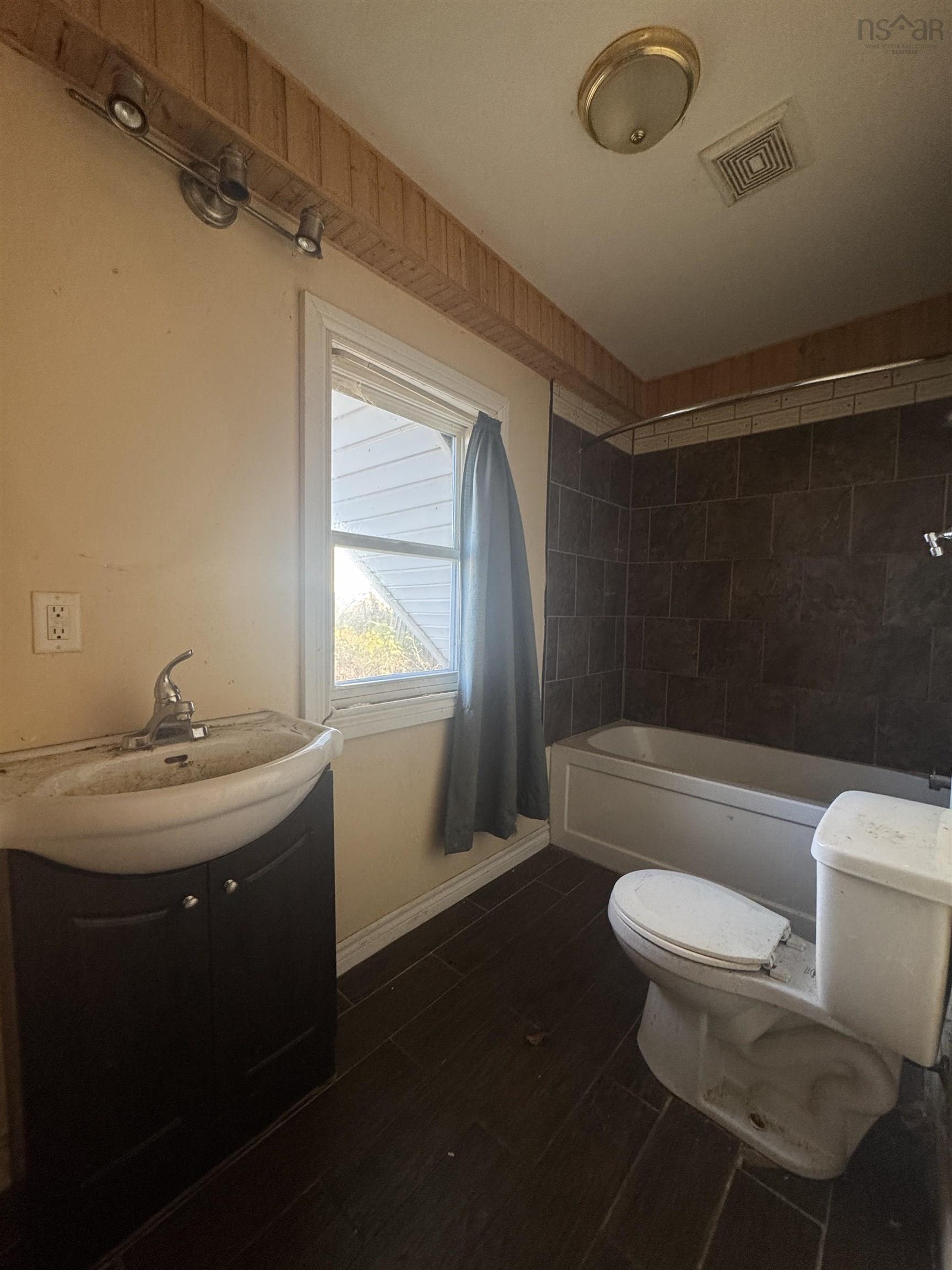 $185,000.00: 13 Centre Street, Truro