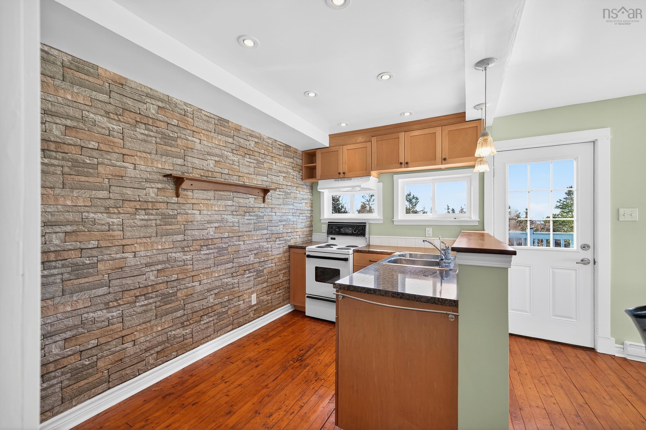 $419,900.00: 15682 7 Highway, East Ship Harbour