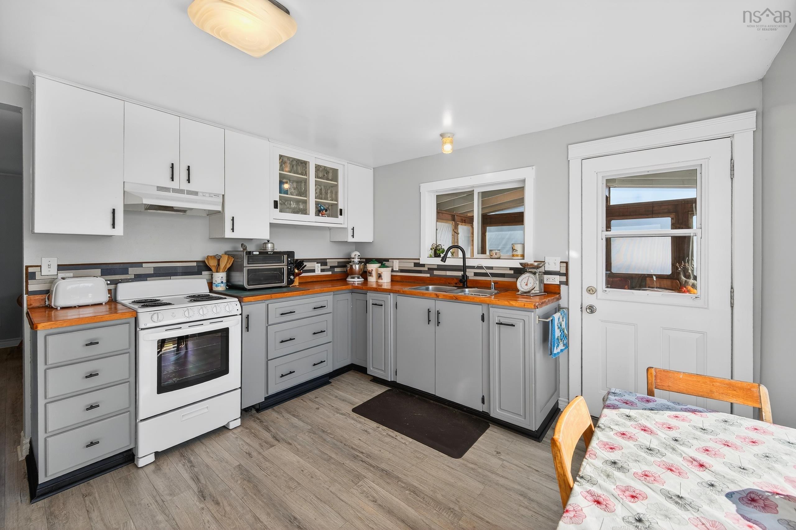 $419,900.00: 15682 7 Highway, East Ship Harbour