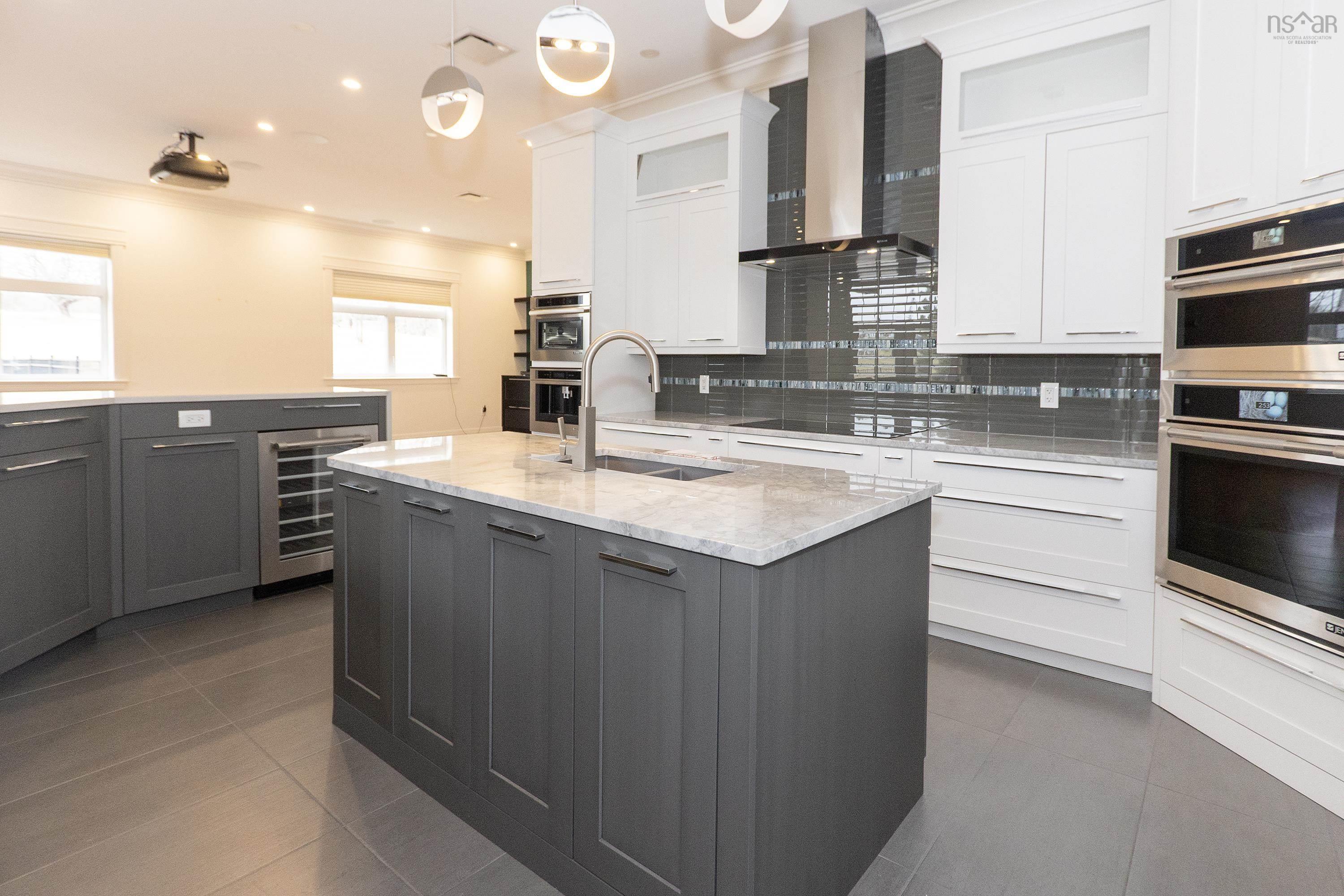 $1,100,000.00: 31 Gosling Glen, East Amherst