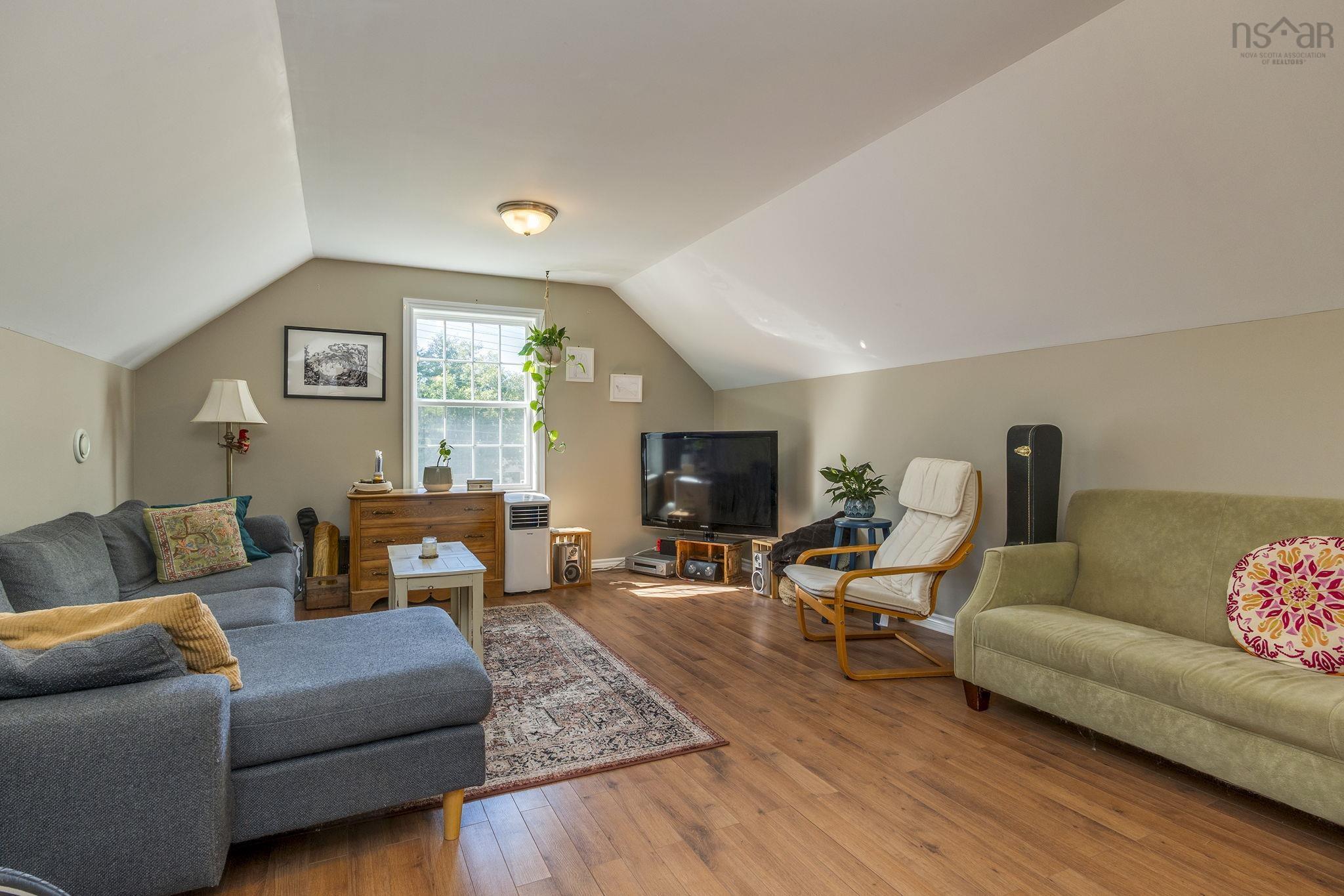 $734,900.00: 202 Mill Lake Road, Hubbards