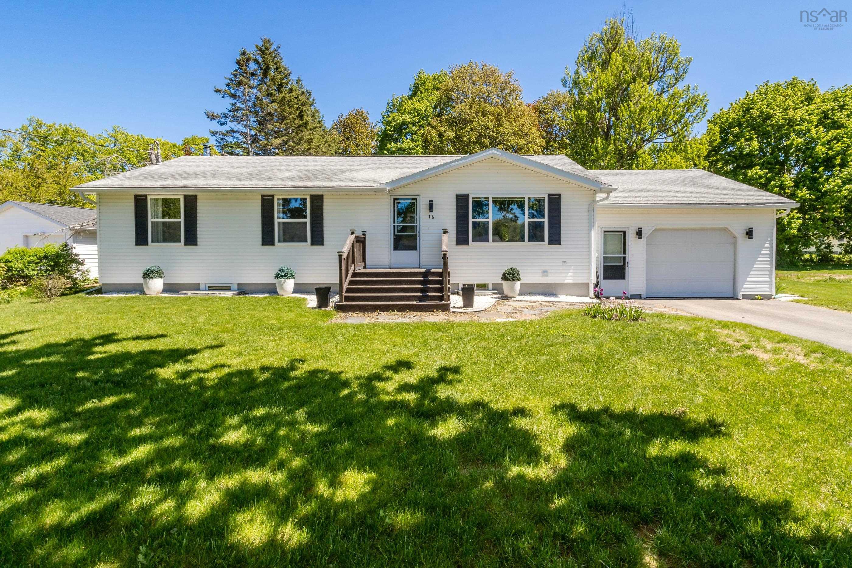 $449,900.00: 16 Hillcrest Avenue, Nictaux
