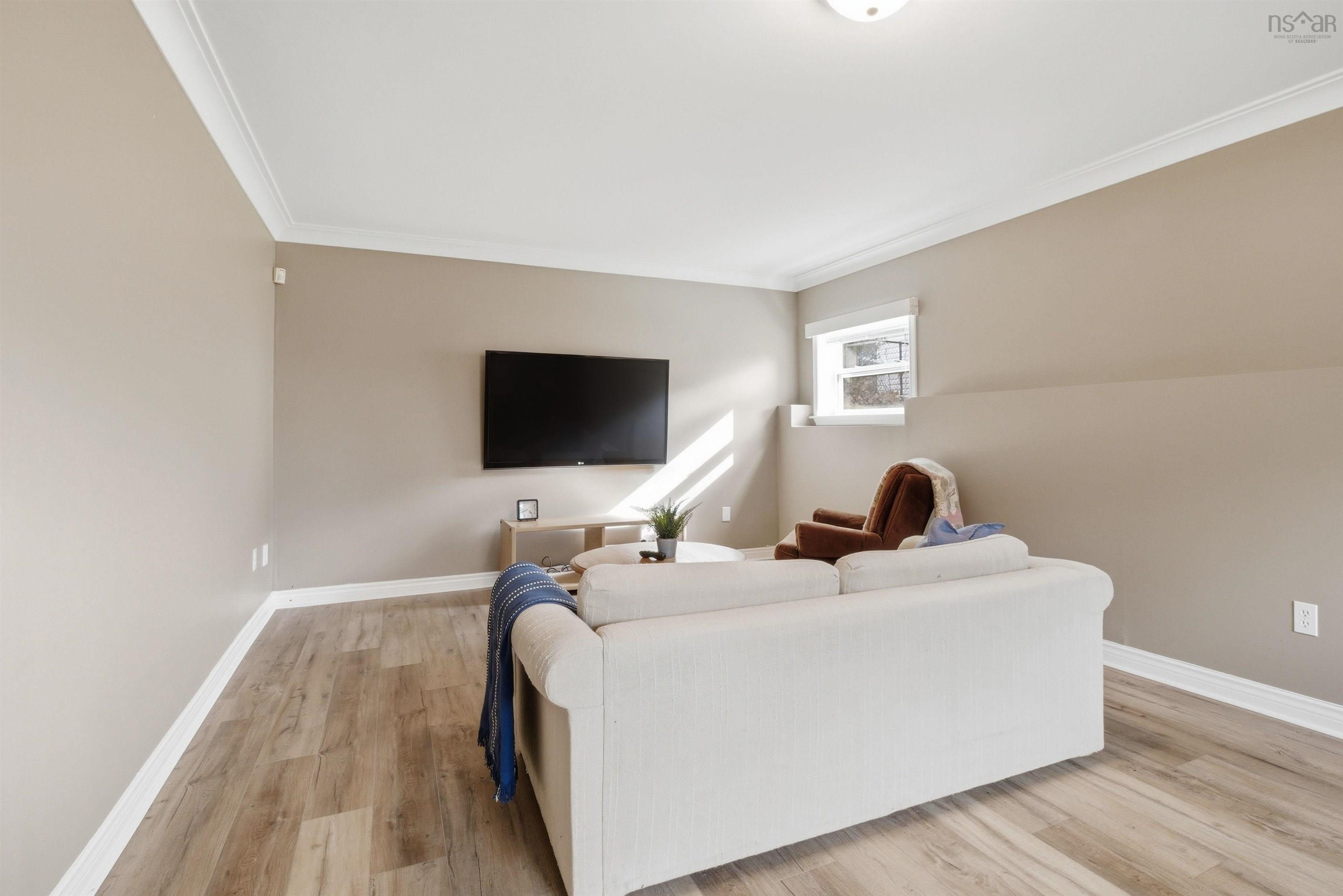 $699,900.00: 270 Ridgevale Drive, Bedford