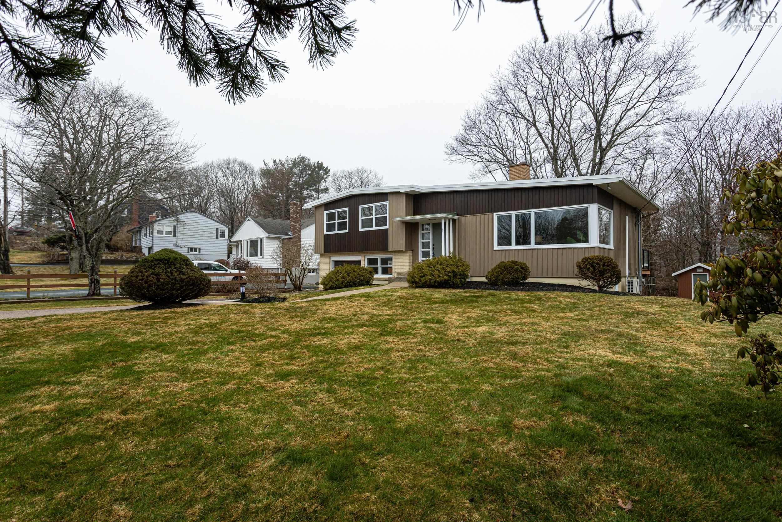 $879,000.00: 9 Crestview Drive, Halifax