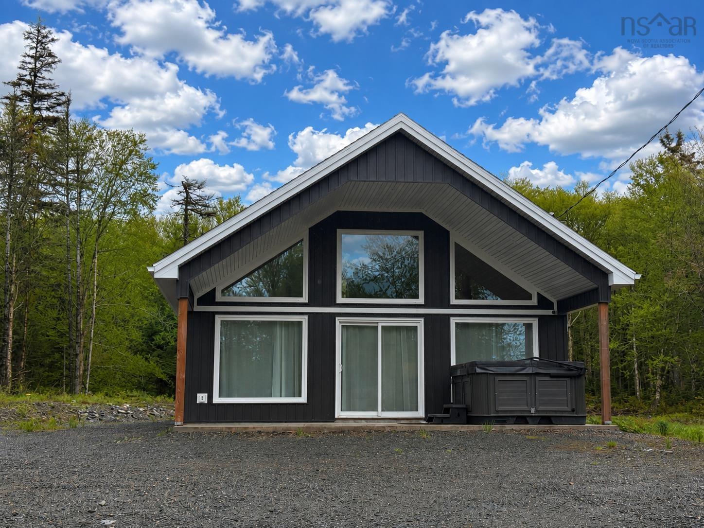 $499,900.00: 162 North End Road, Sutherland Lake