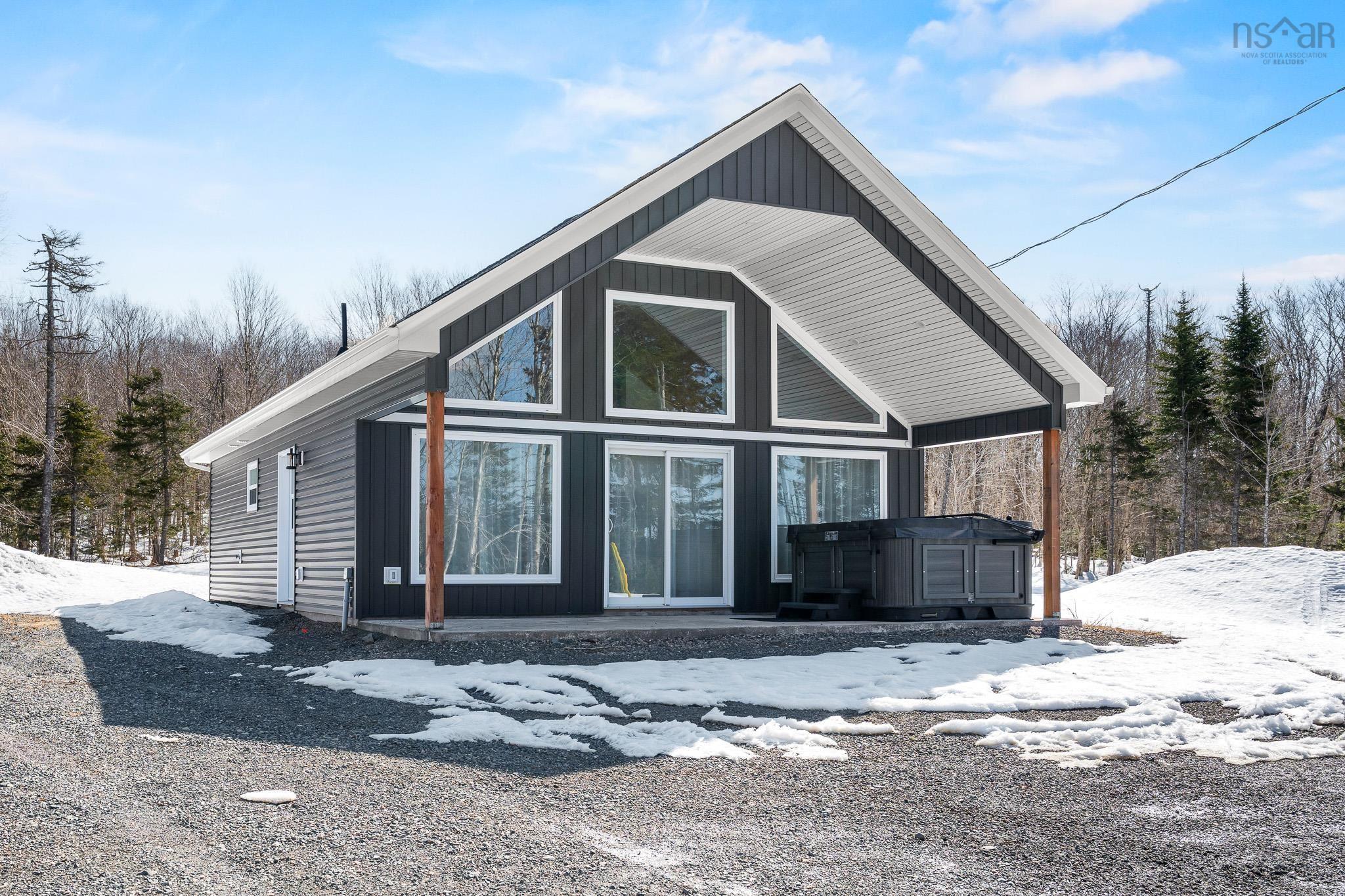 $525,000.00: 162 North End Road, Sutherland Lake