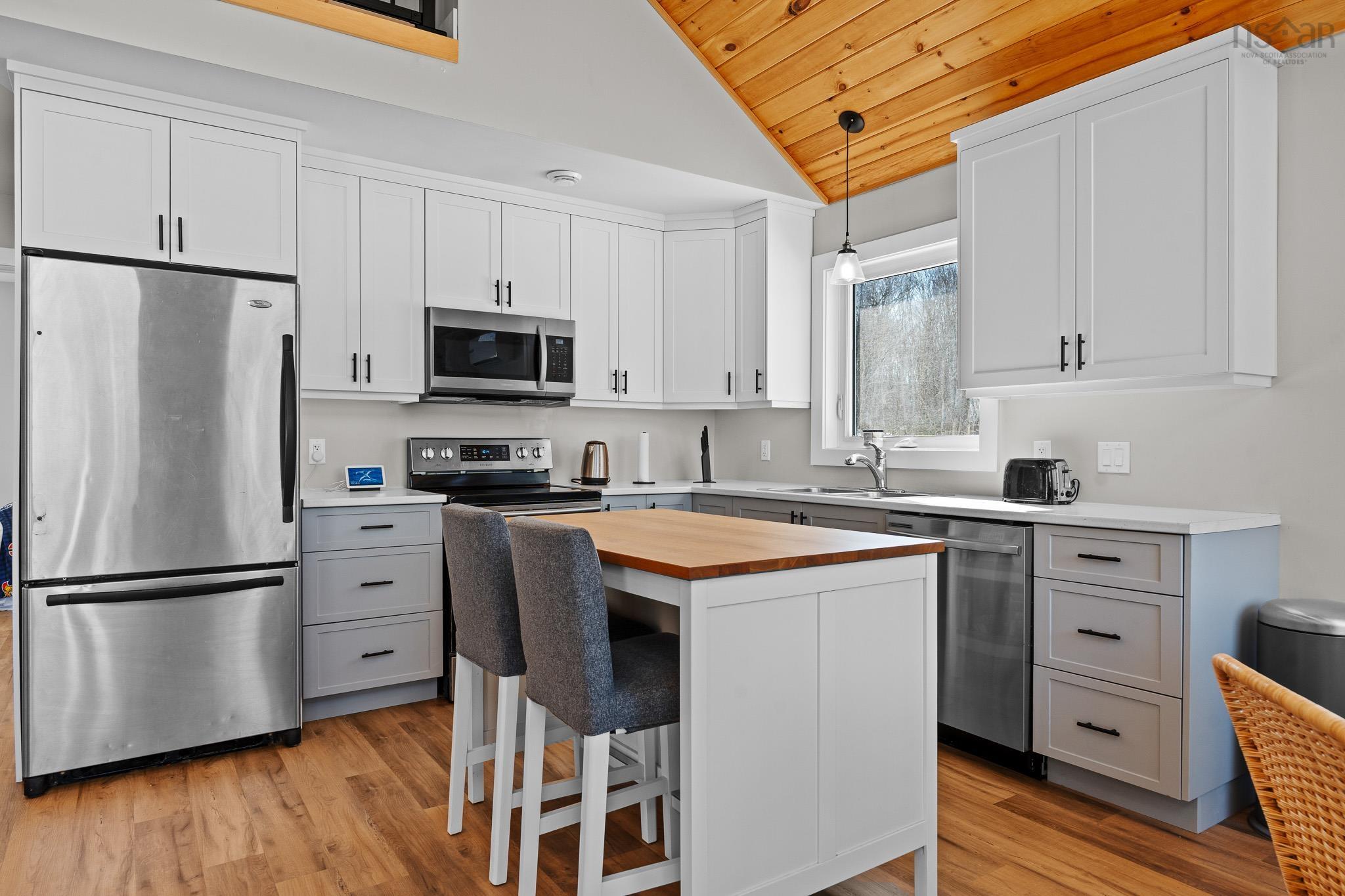 $525,000.00: 162 North End Road, Sutherland Lake