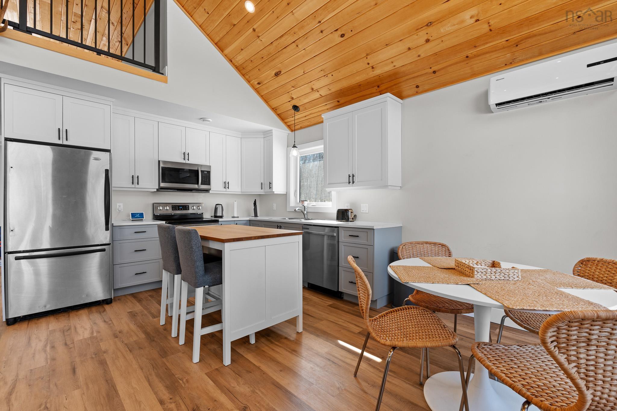 $525,000.00: 162 North End Road, Sutherland Lake