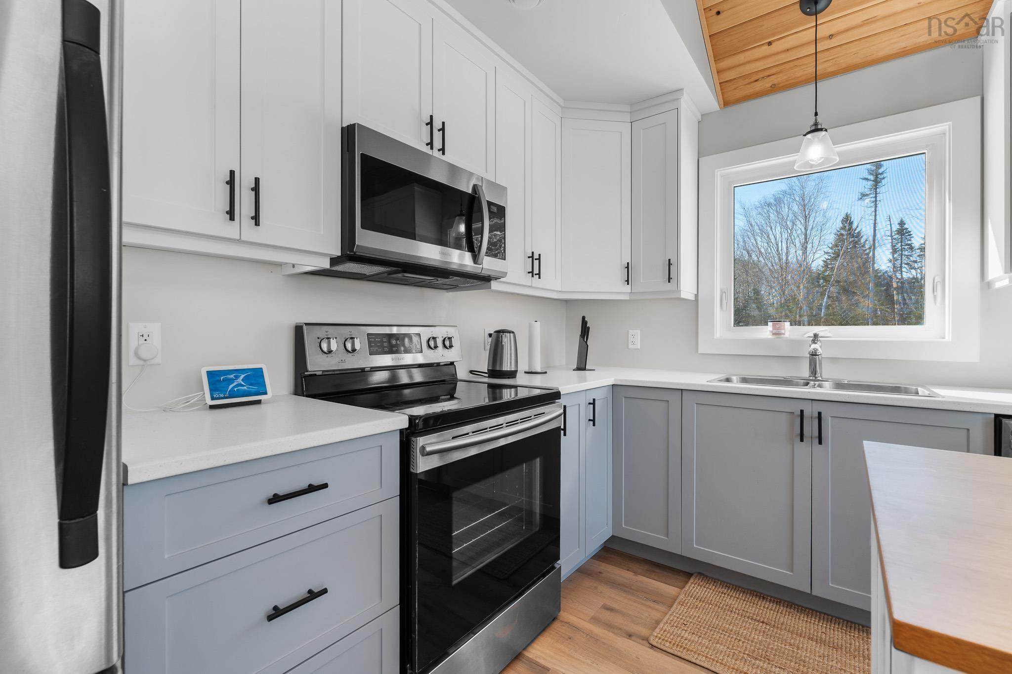 $525,000.00: 162 North End Road, Sutherland Lake