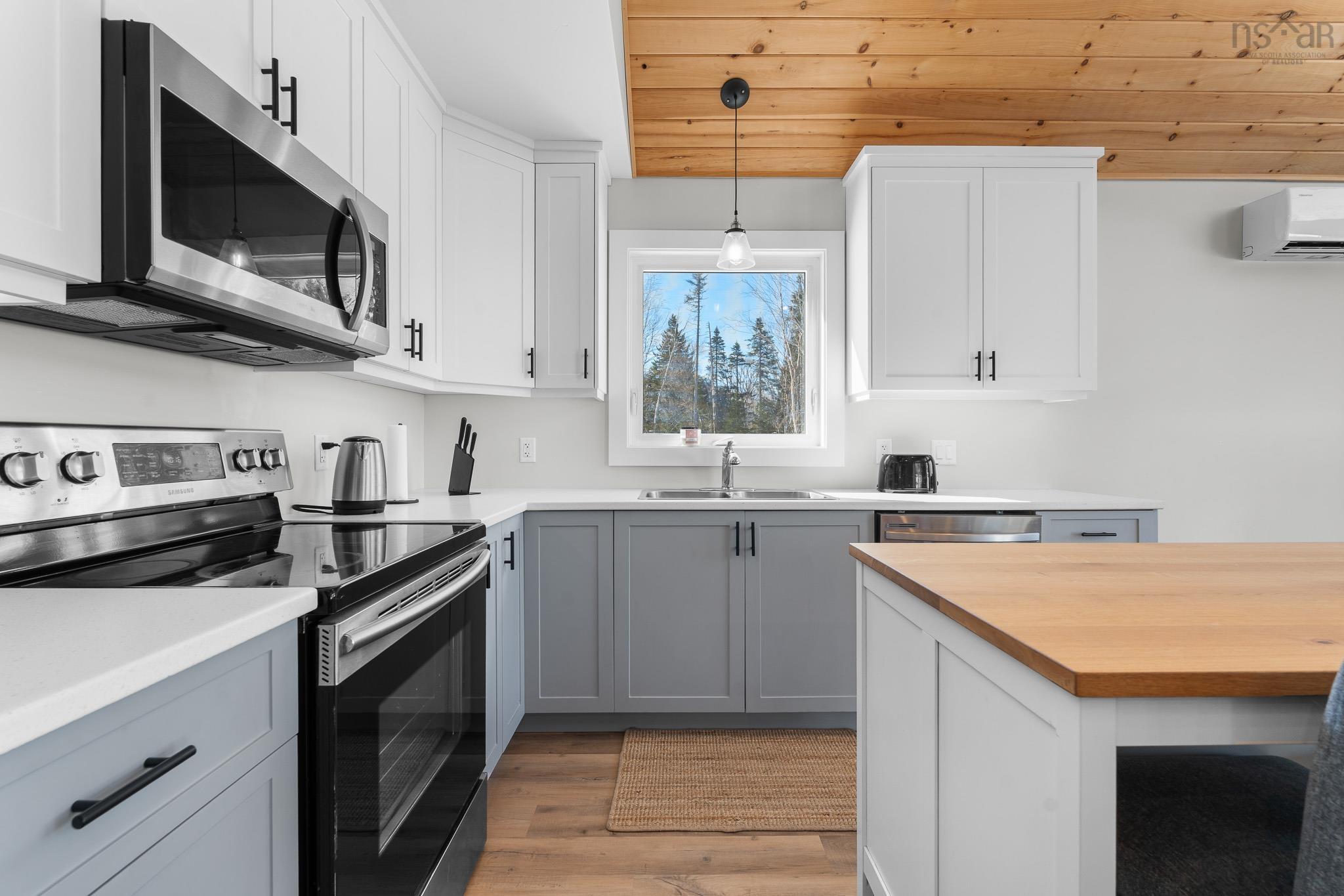 $499,900.00: 162 North End Road, Sutherland Lake