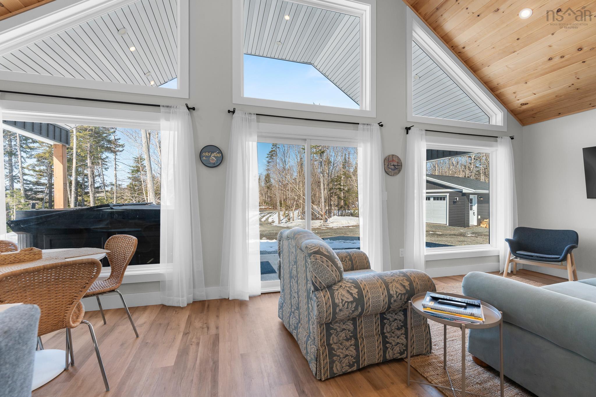 $525,000.00: 162 North End Road, Sutherland Lake