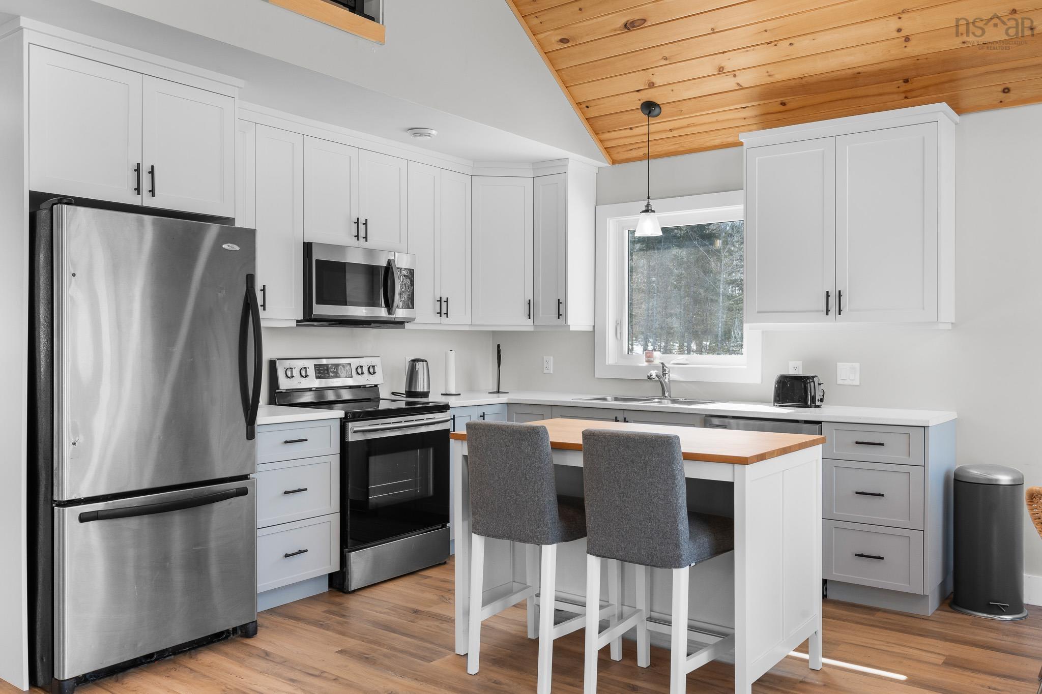 $525,000.00: 162 North End Road, Sutherland Lake