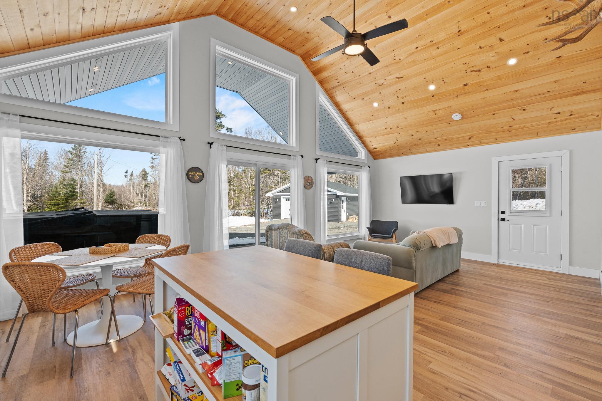 $525,000.00: 162 North End Road, Sutherland Lake