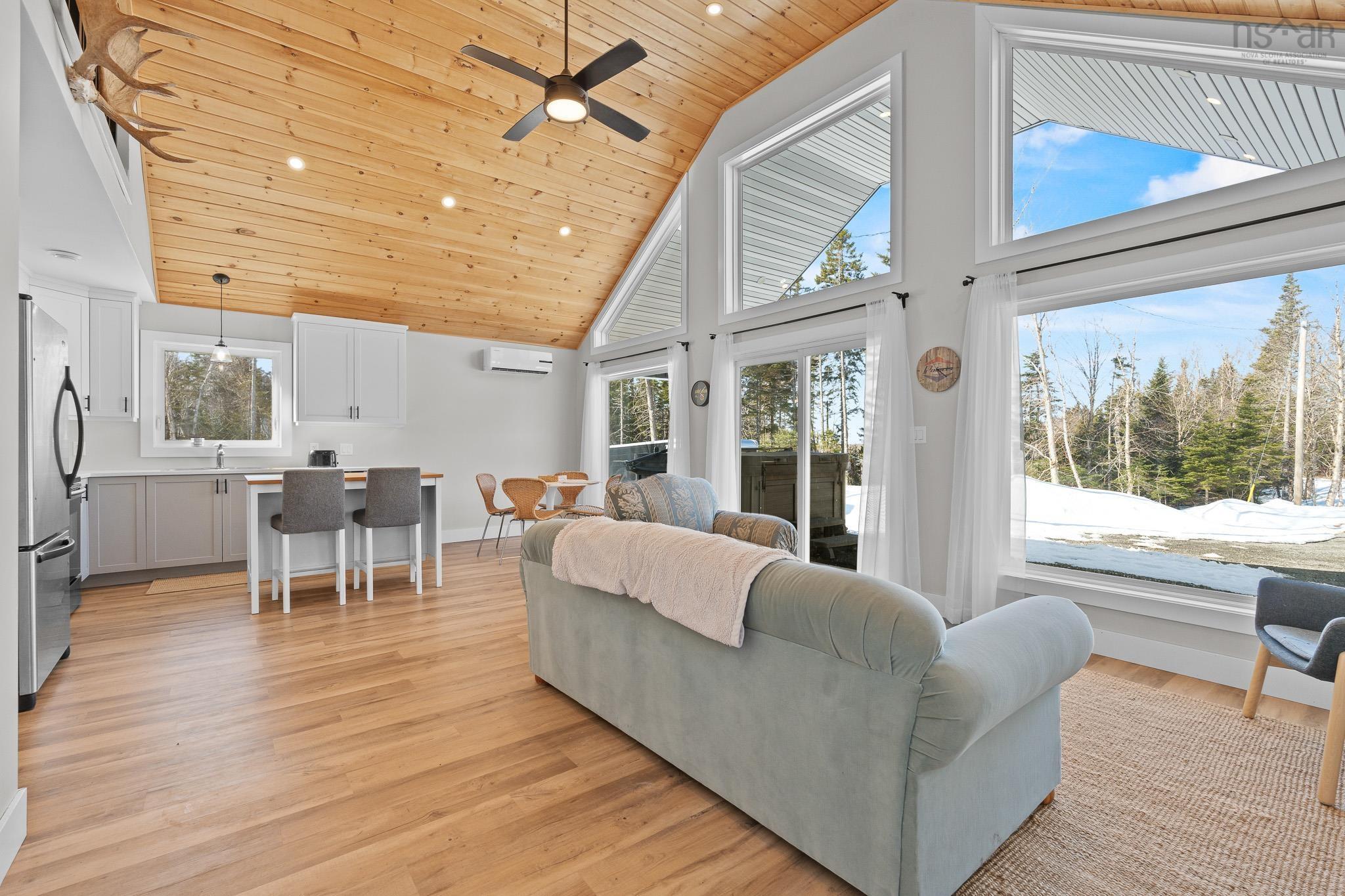 $525,000.00: 162 North End Road, Sutherland Lake