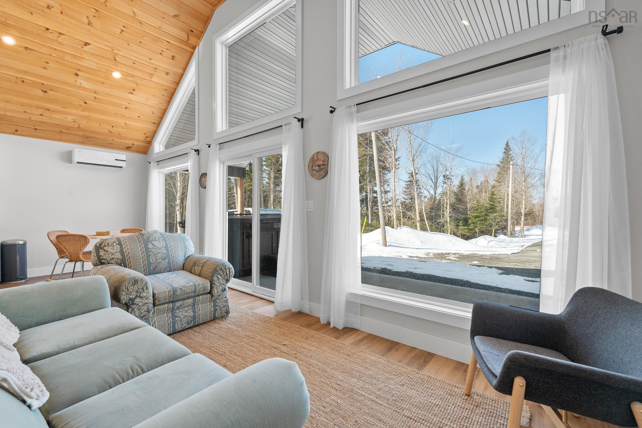 $525,000.00: 162 North End Road, Sutherland Lake