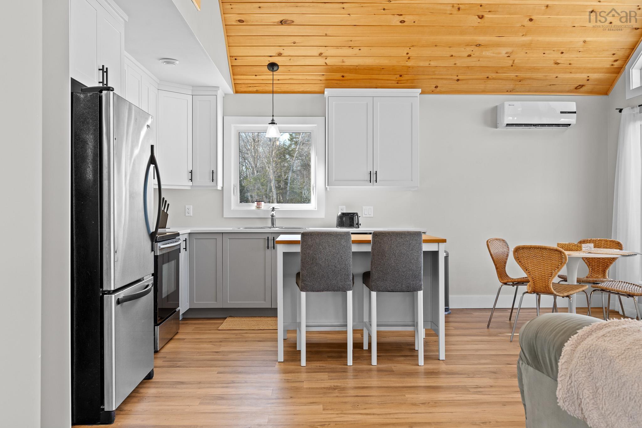 $525,000.00: 162 North End Road, Sutherland Lake