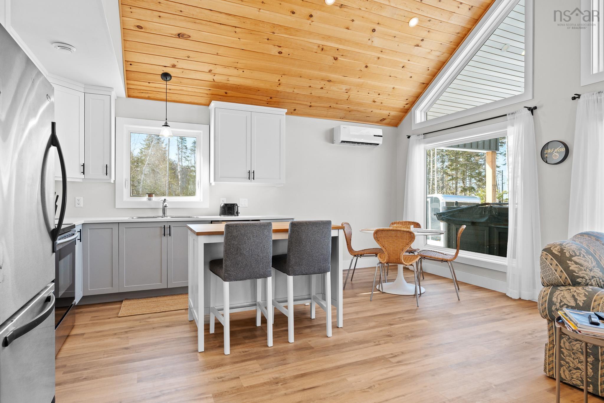 $525,000.00: 162 North End Road, Sutherland Lake