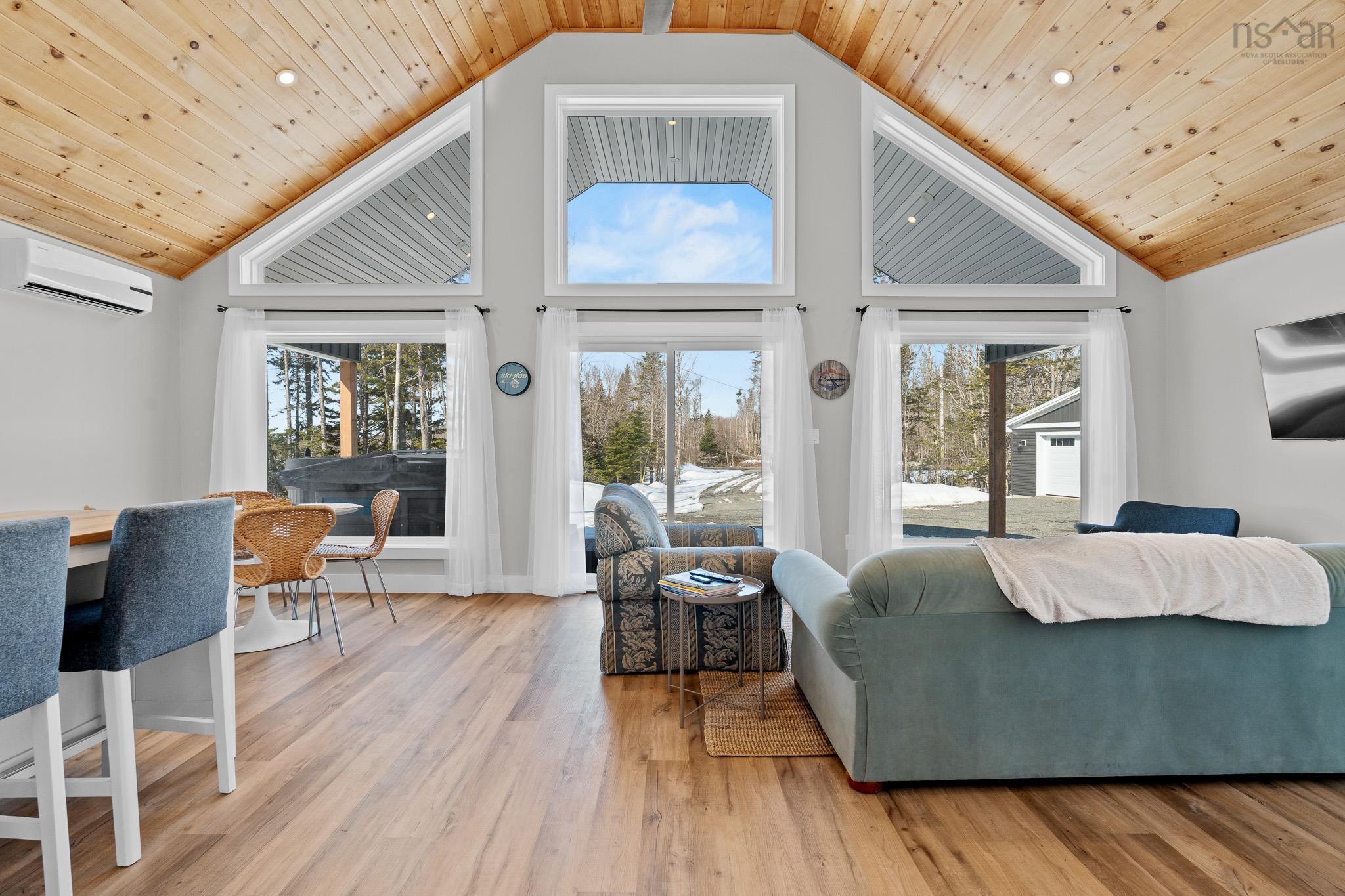 $525,000.00: 162 North End Road, Sutherland Lake