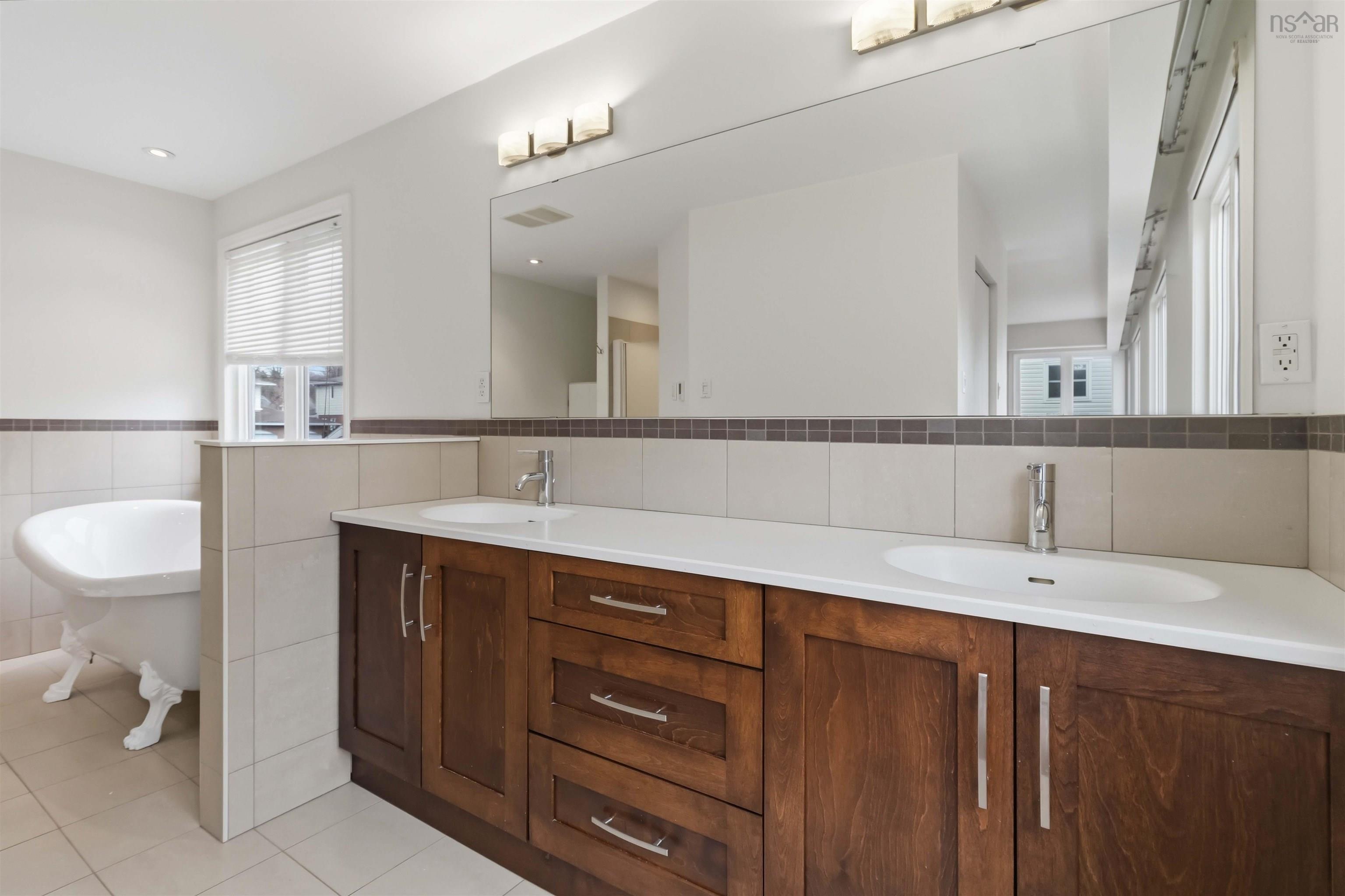 $949,900.00: 11 Wheatstone Heights, Dartmouth