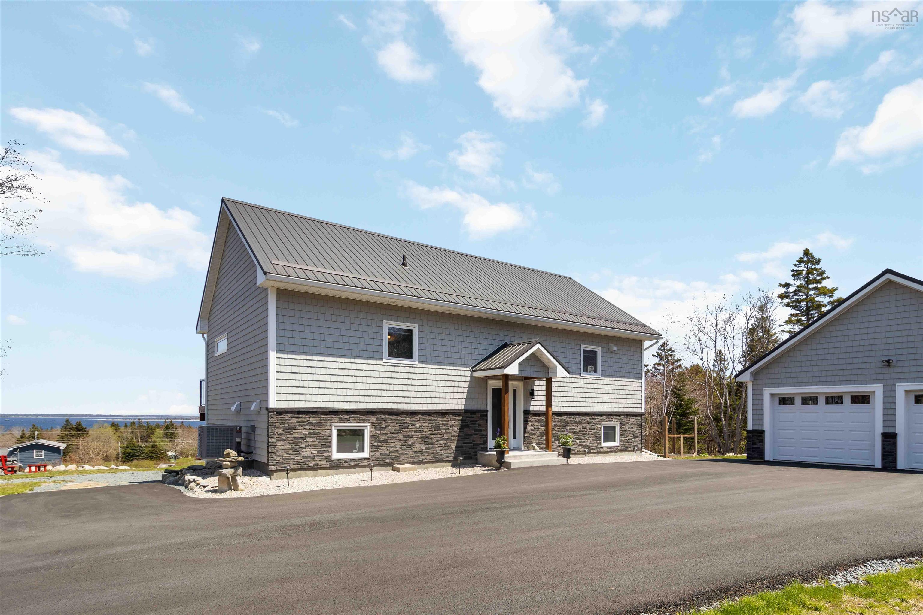 $875,000.00: 31 Old Ice Road, Moose Harbour