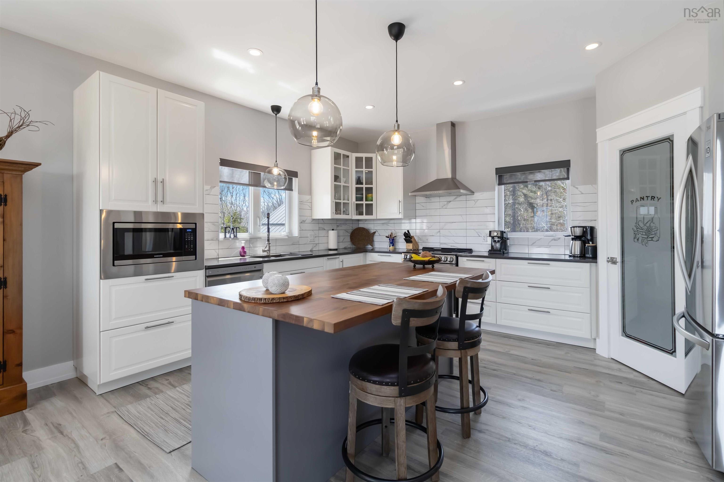 $875,000.00: 31 Old Ice Road, Moose Harbour