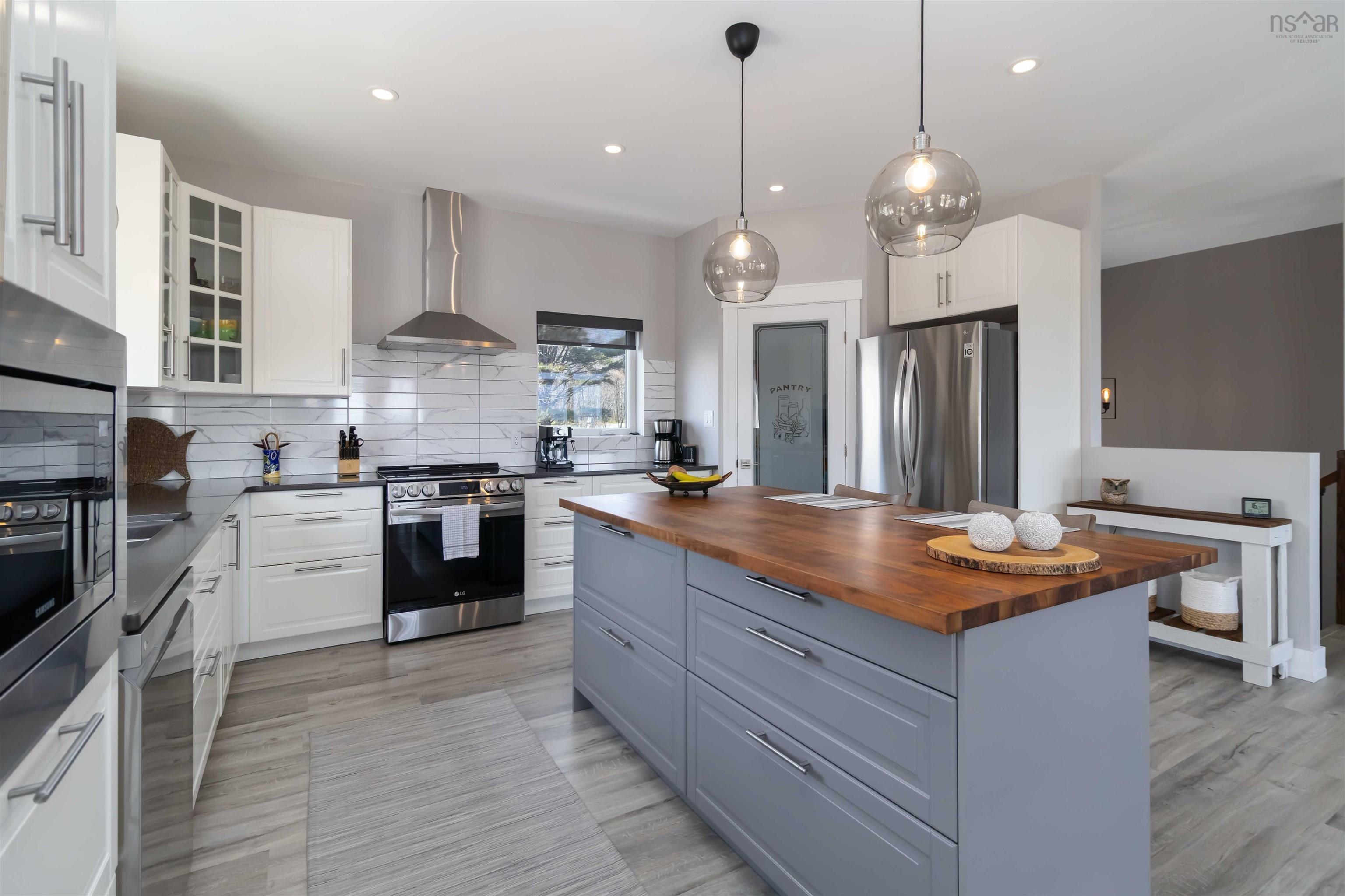 $875,000.00: 31 Old Ice Road, Moose Harbour