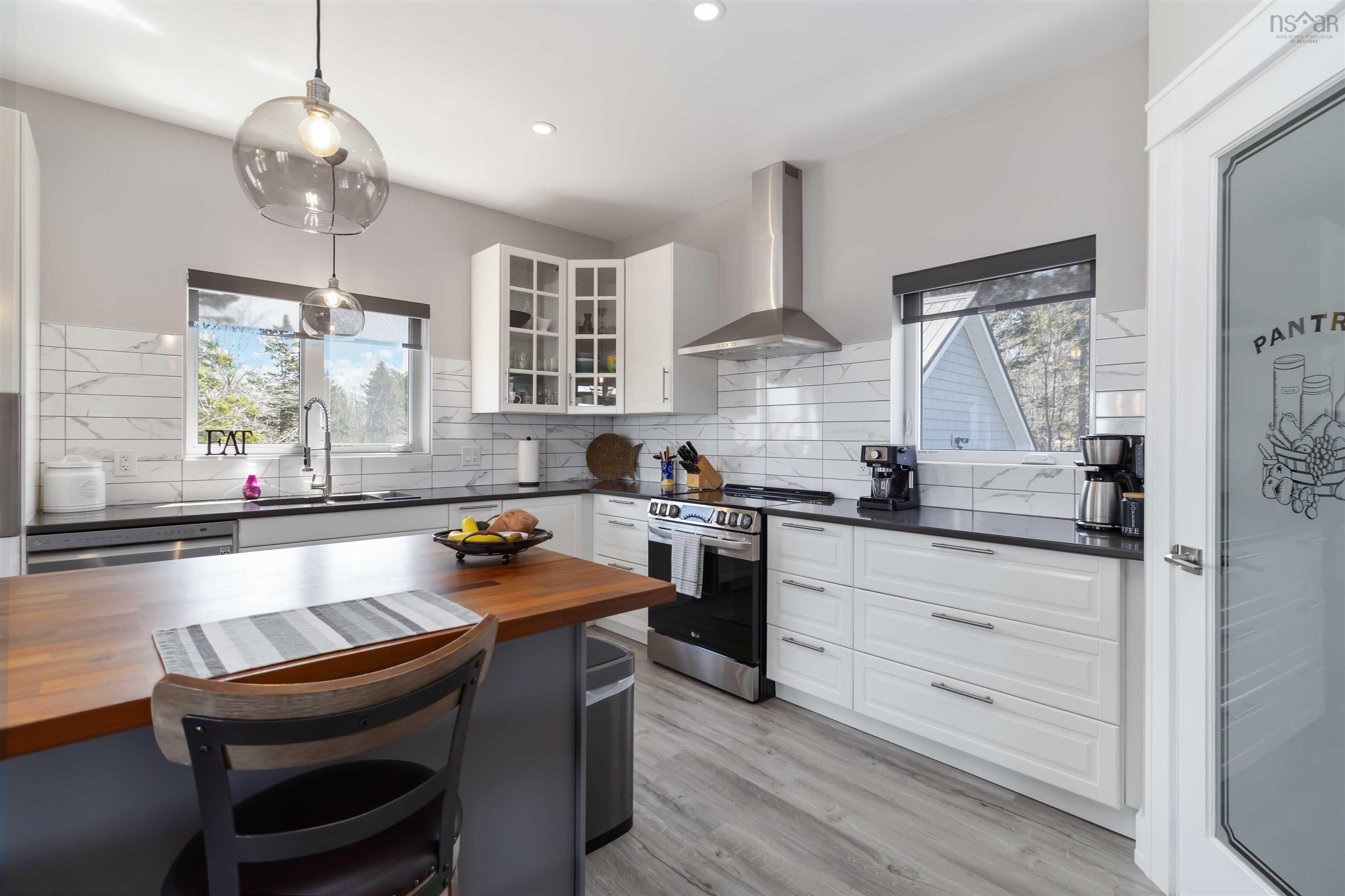 $875,000.00: 31 Old Ice Road, Moose Harbour