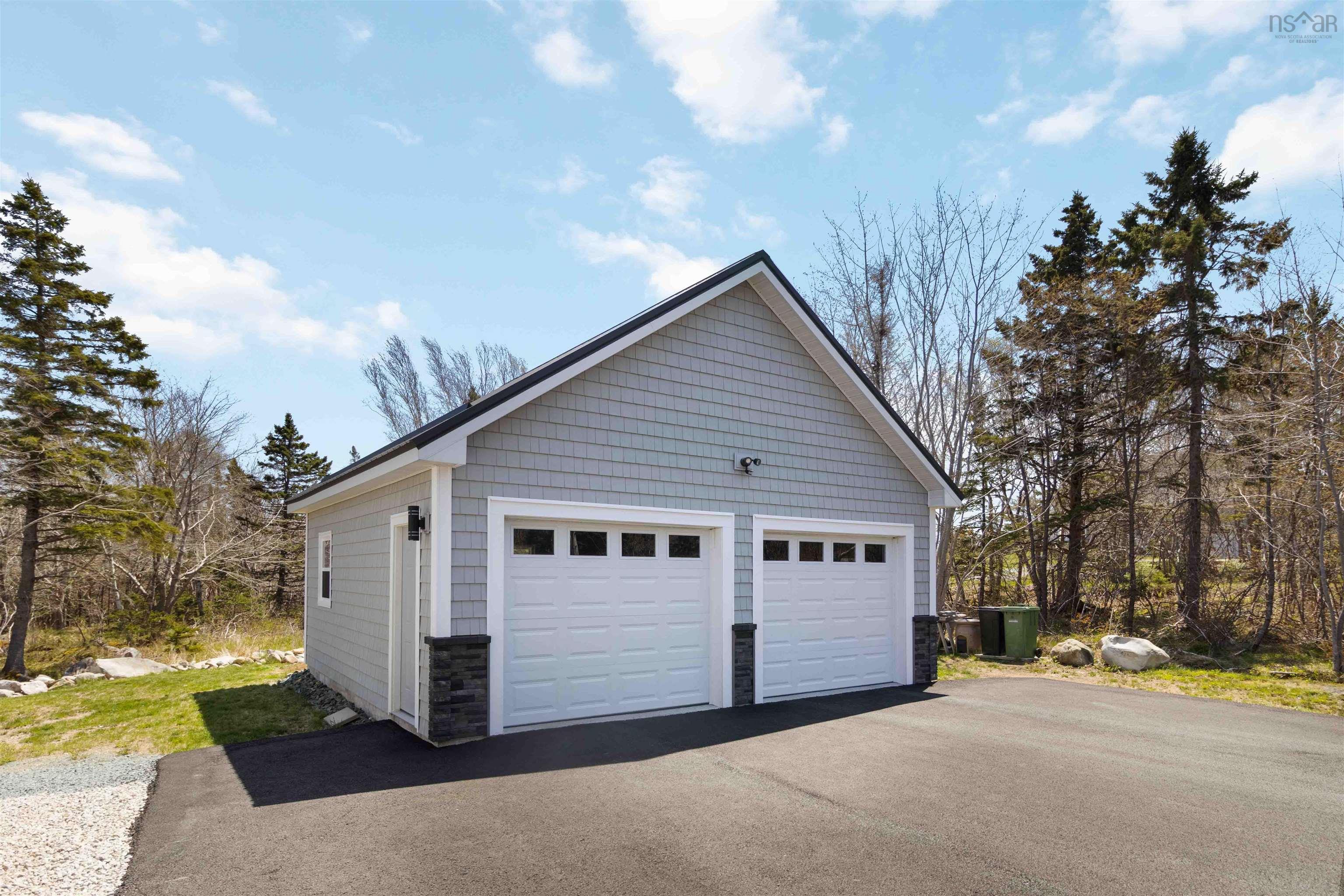 $875,000.00: 31 Old Ice Road, Moose Harbour