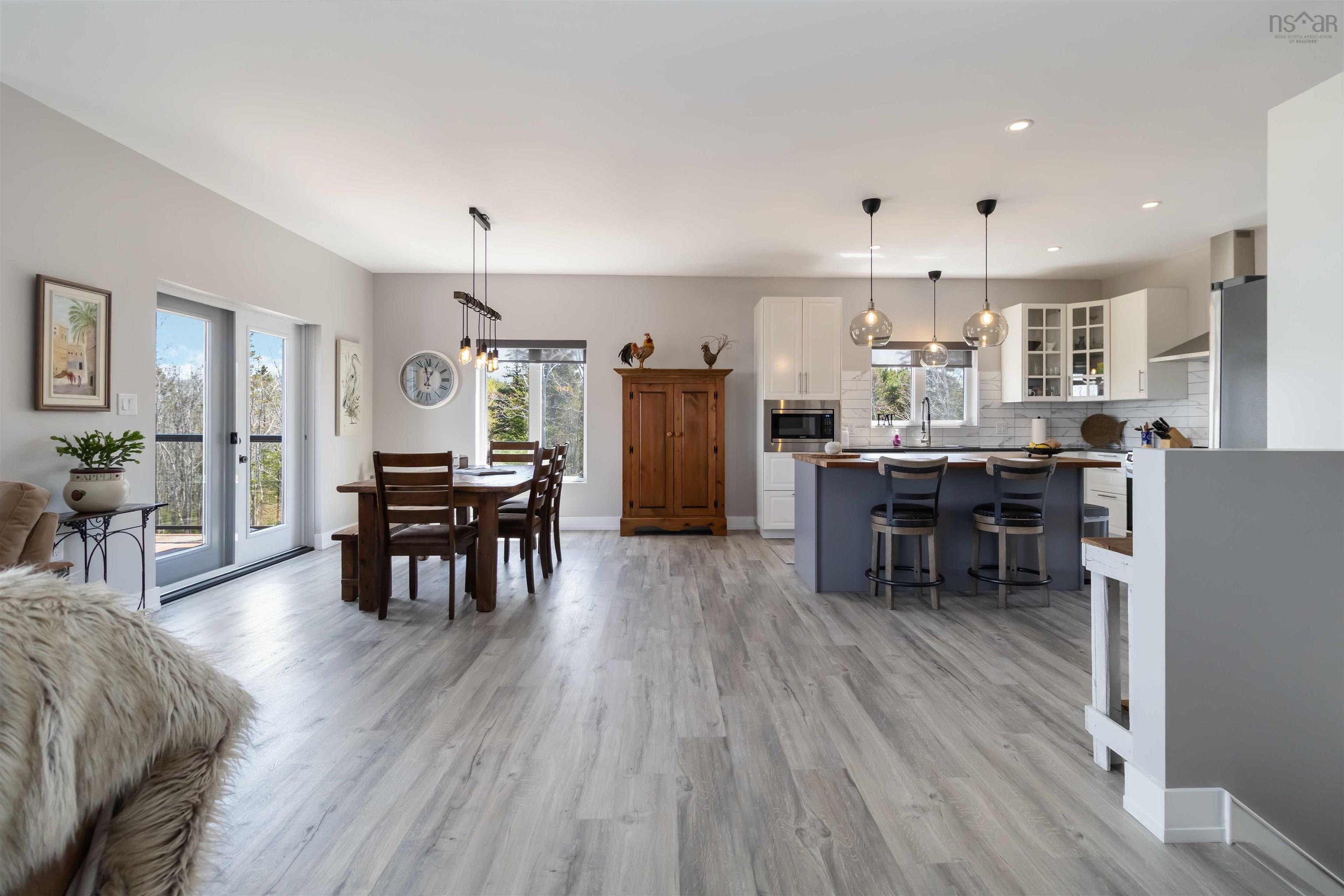 $875,000.00: 31 Old Ice Road, Moose Harbour