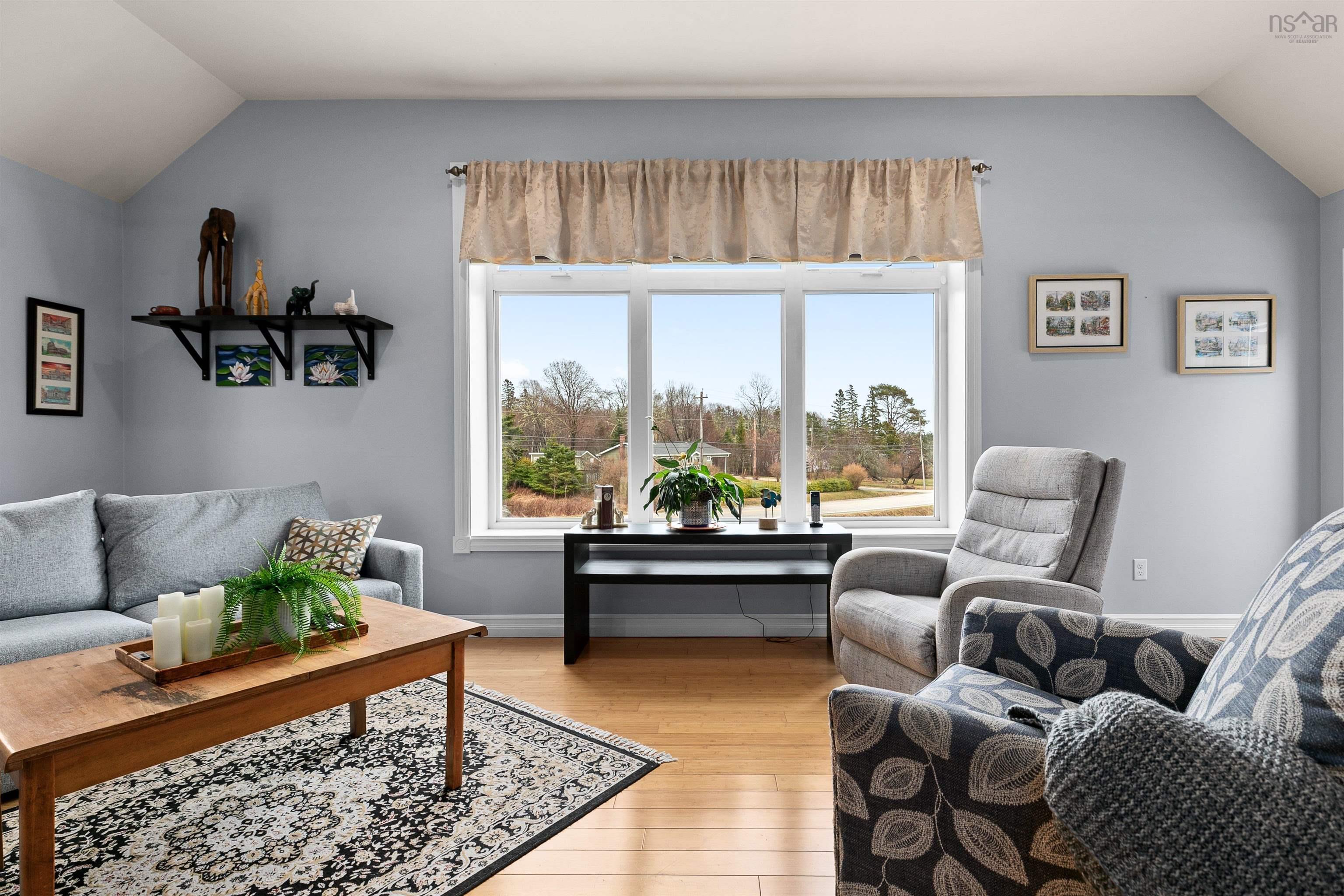 $690,000.00: 11 East River Point Road, East River Point