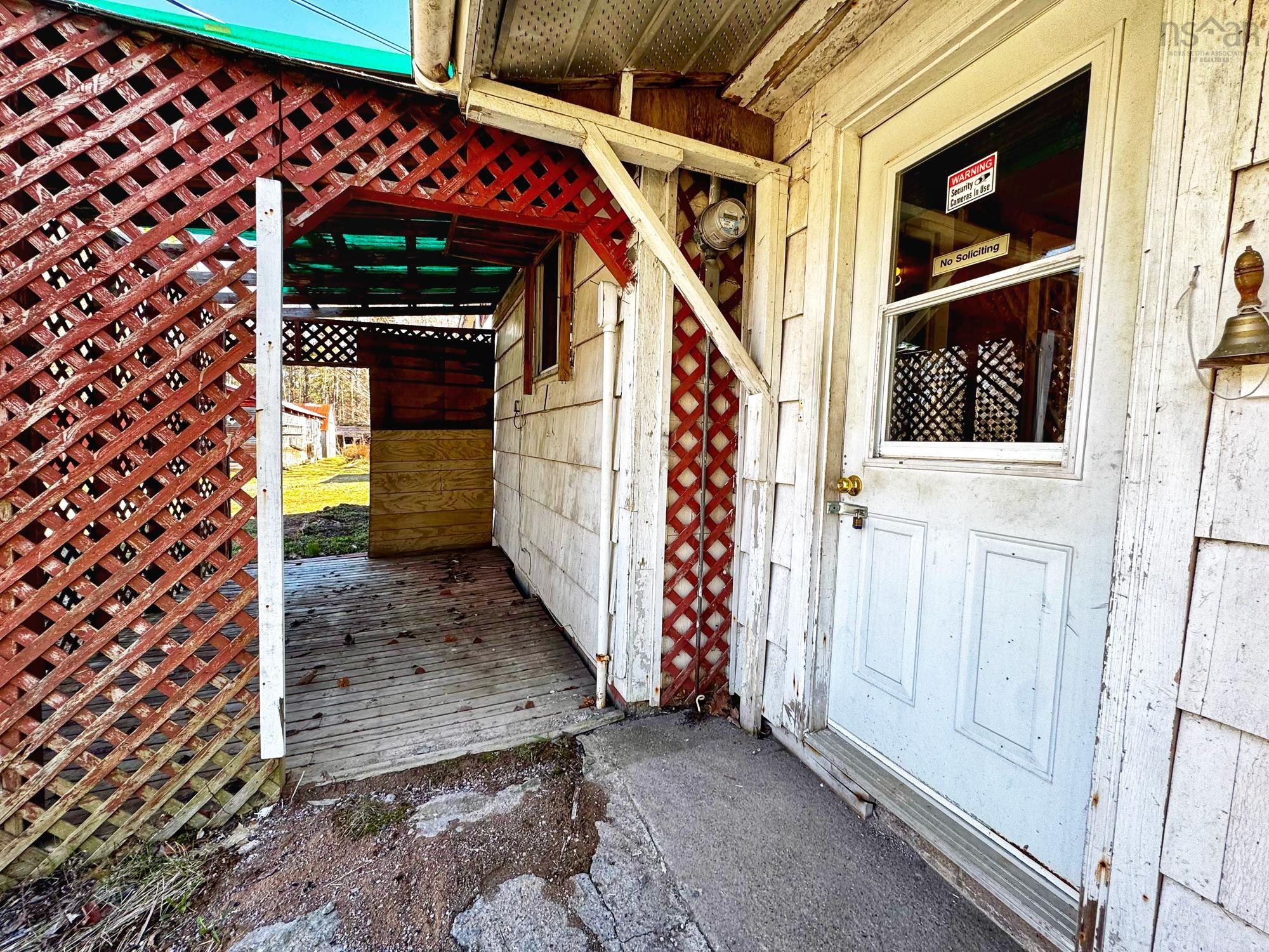 $184,900.00: 9932 Highway 201, South Farmington