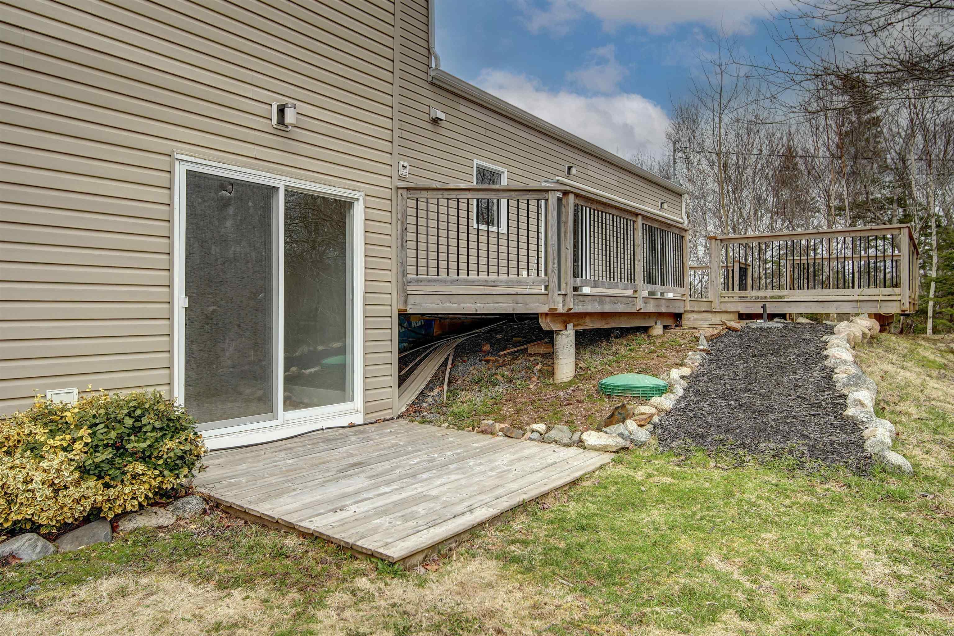 $749,900.00: 149 Abbey Road, Stillwater Lake