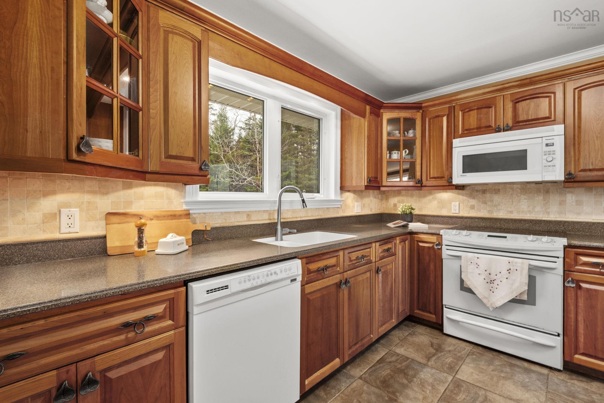 $715,000.00: 122 Bayview Drive, Whites Lake