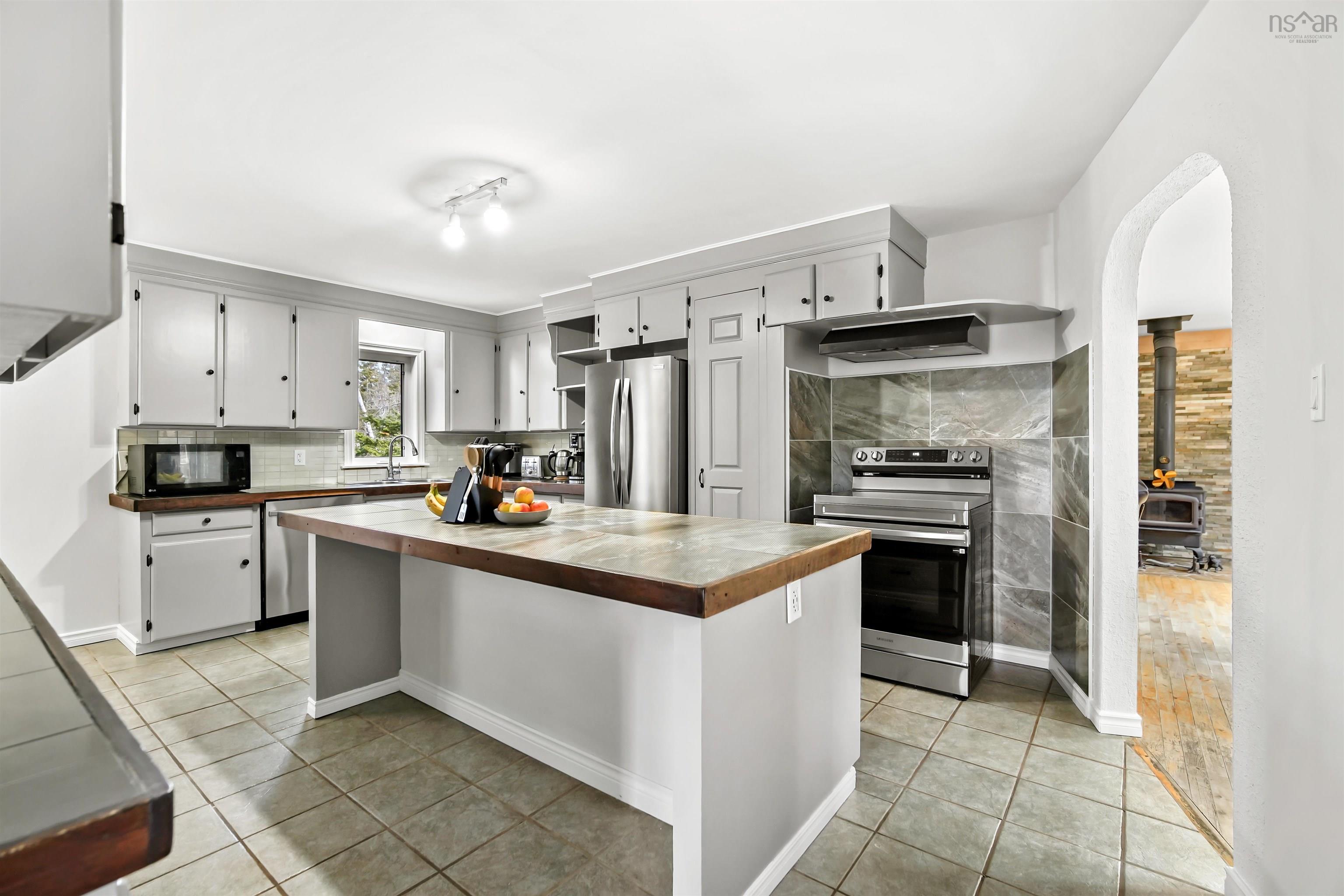 $624,900.00: 14 Shady Vista Drive, Hatchet Lake