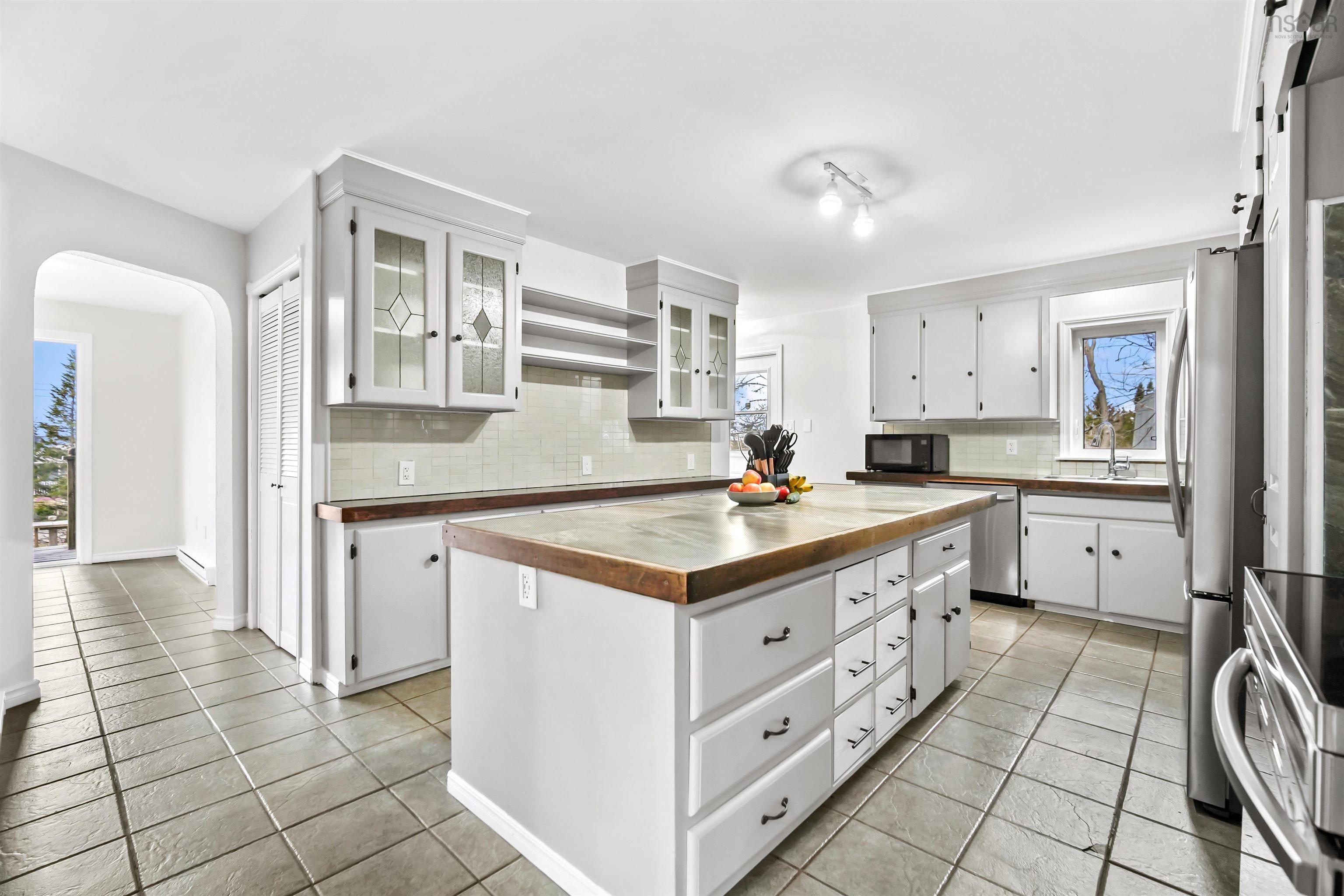 $624,900.00: 14 Shady Vista Drive, Hatchet Lake