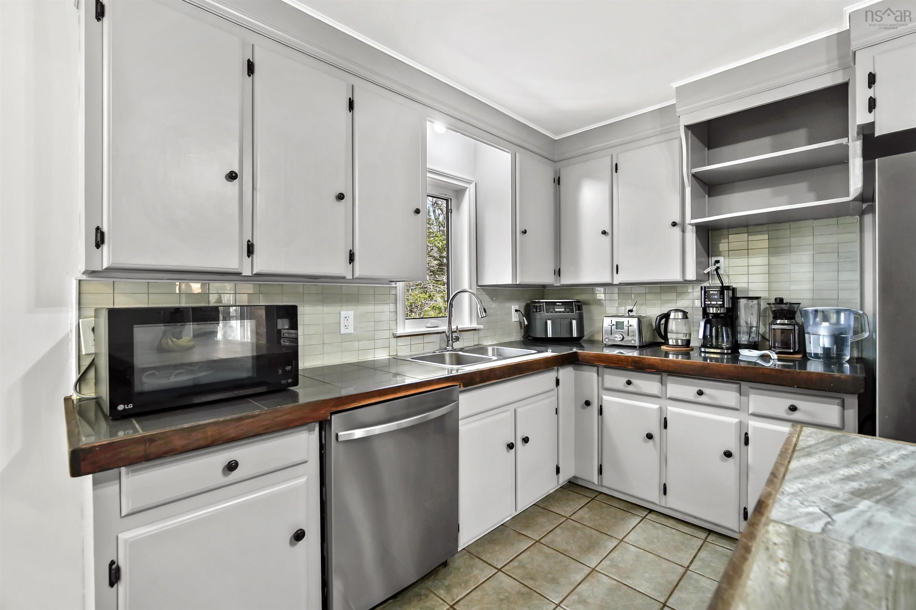 $624,900.00: 14 Shady Vista Drive, Hatchet Lake