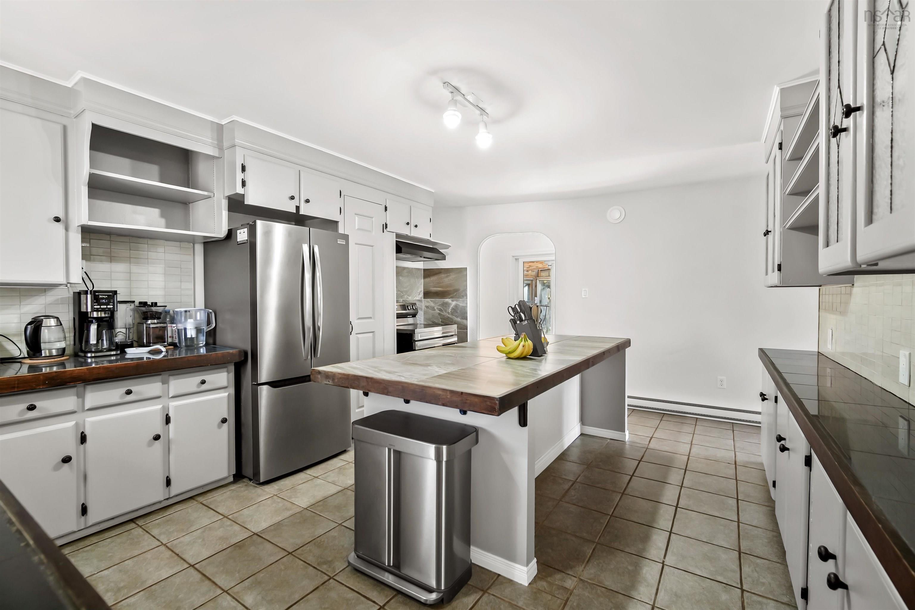 $624,900.00: 14 Shady Vista Drive, Hatchet Lake