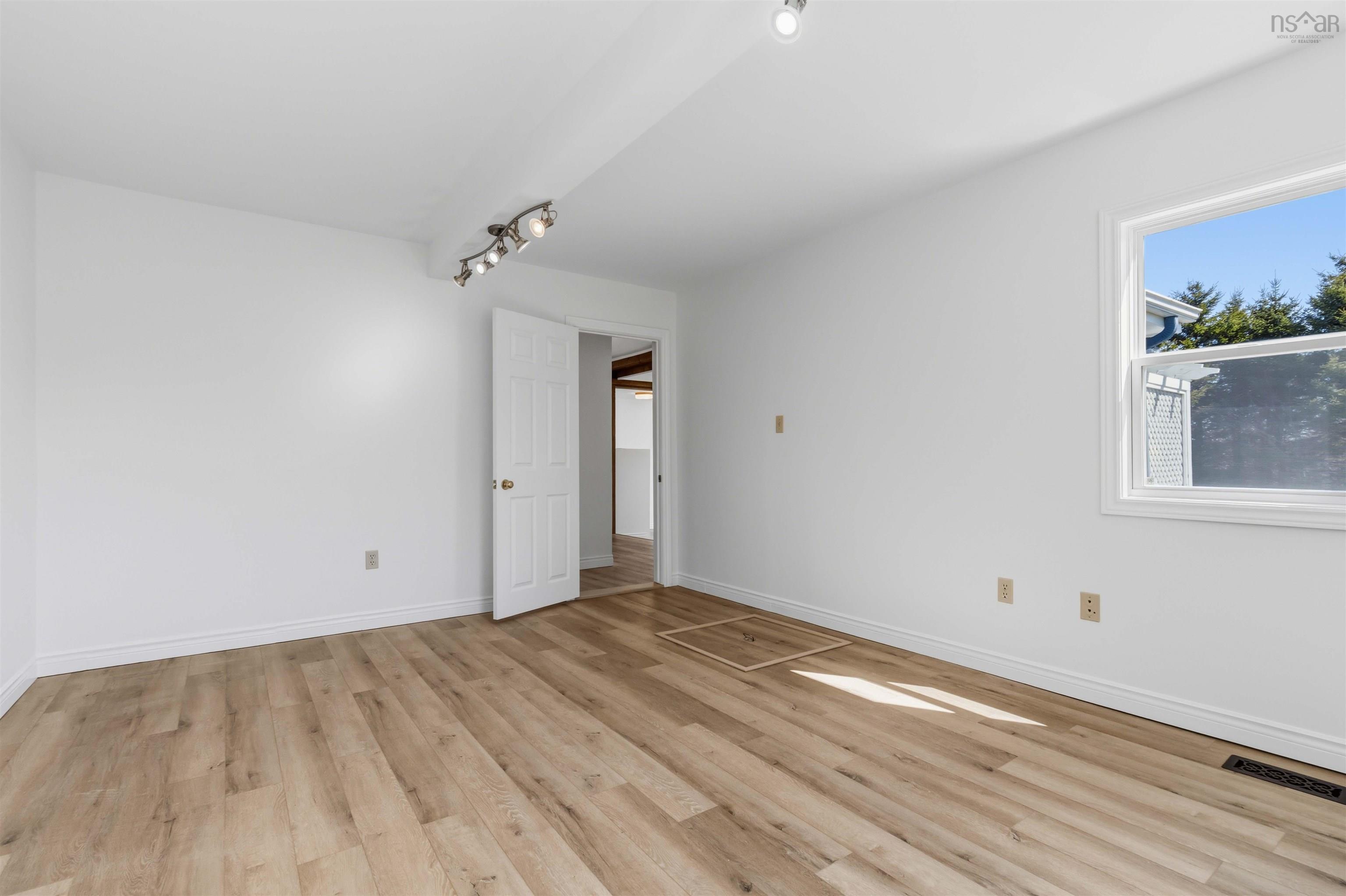 $499,900.00: 341 Myra Road, Porters Lake