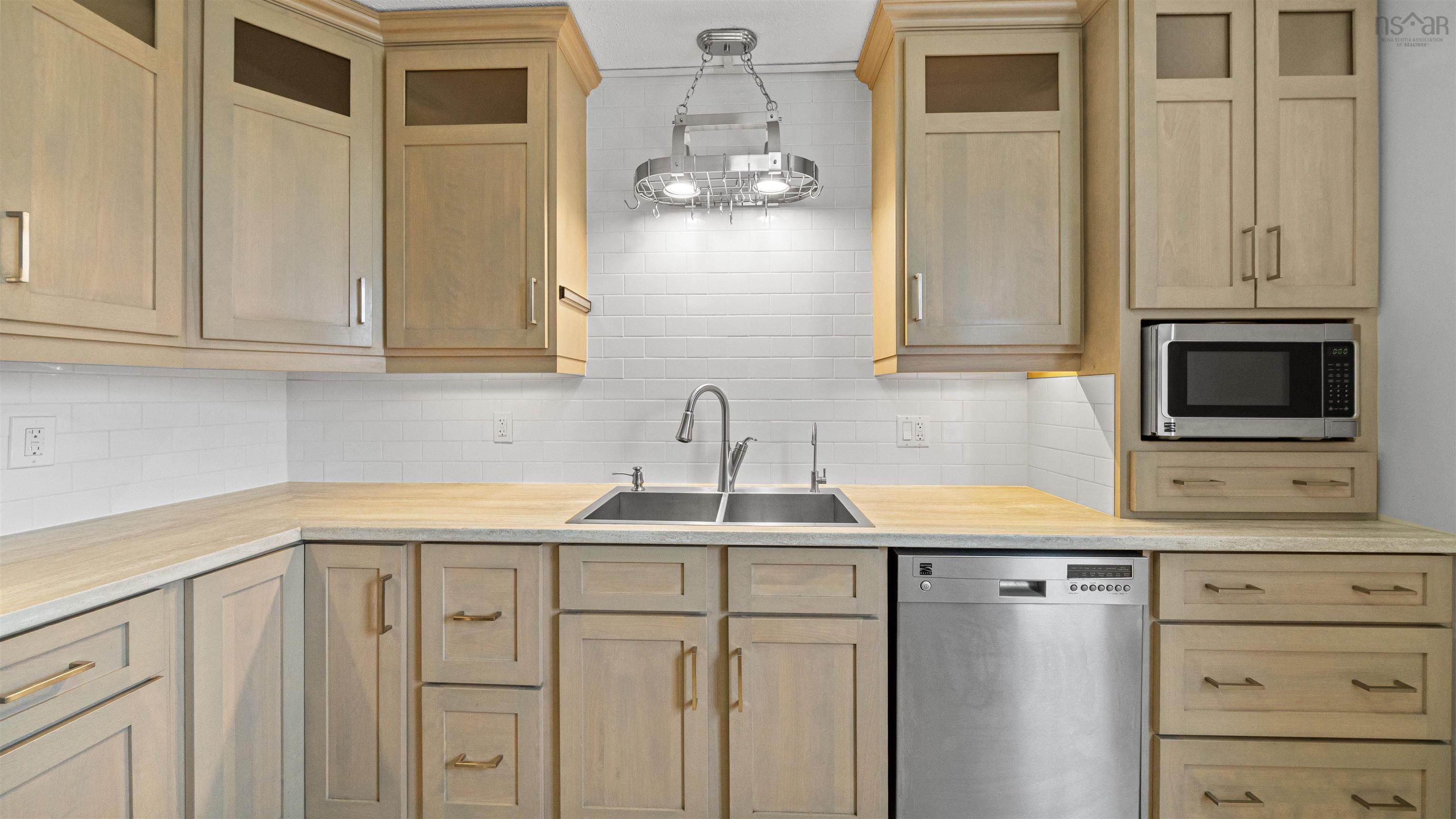 $525,000.00: 5540 Stoneham, Halifax