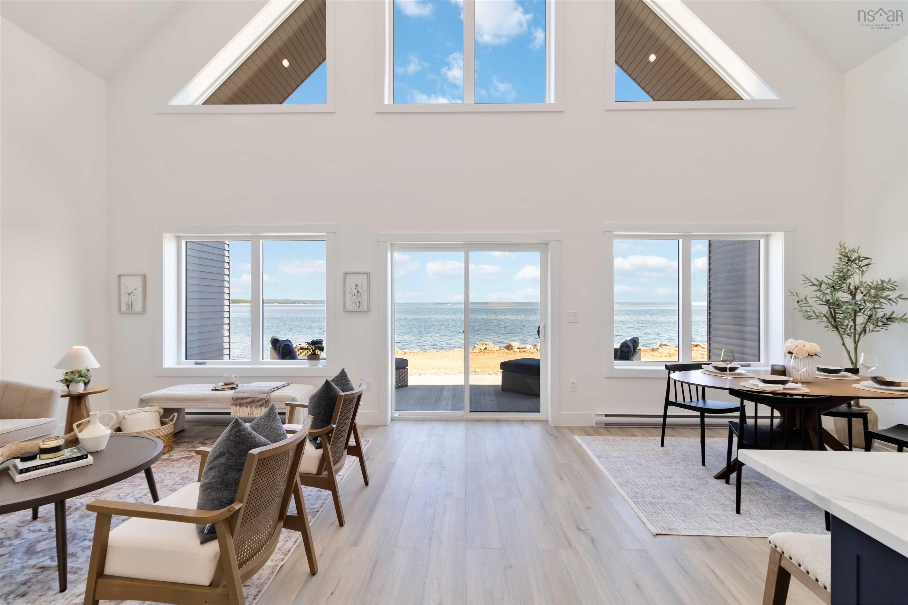 $724,900.00: 16 Compass Cove Court, Fox Point