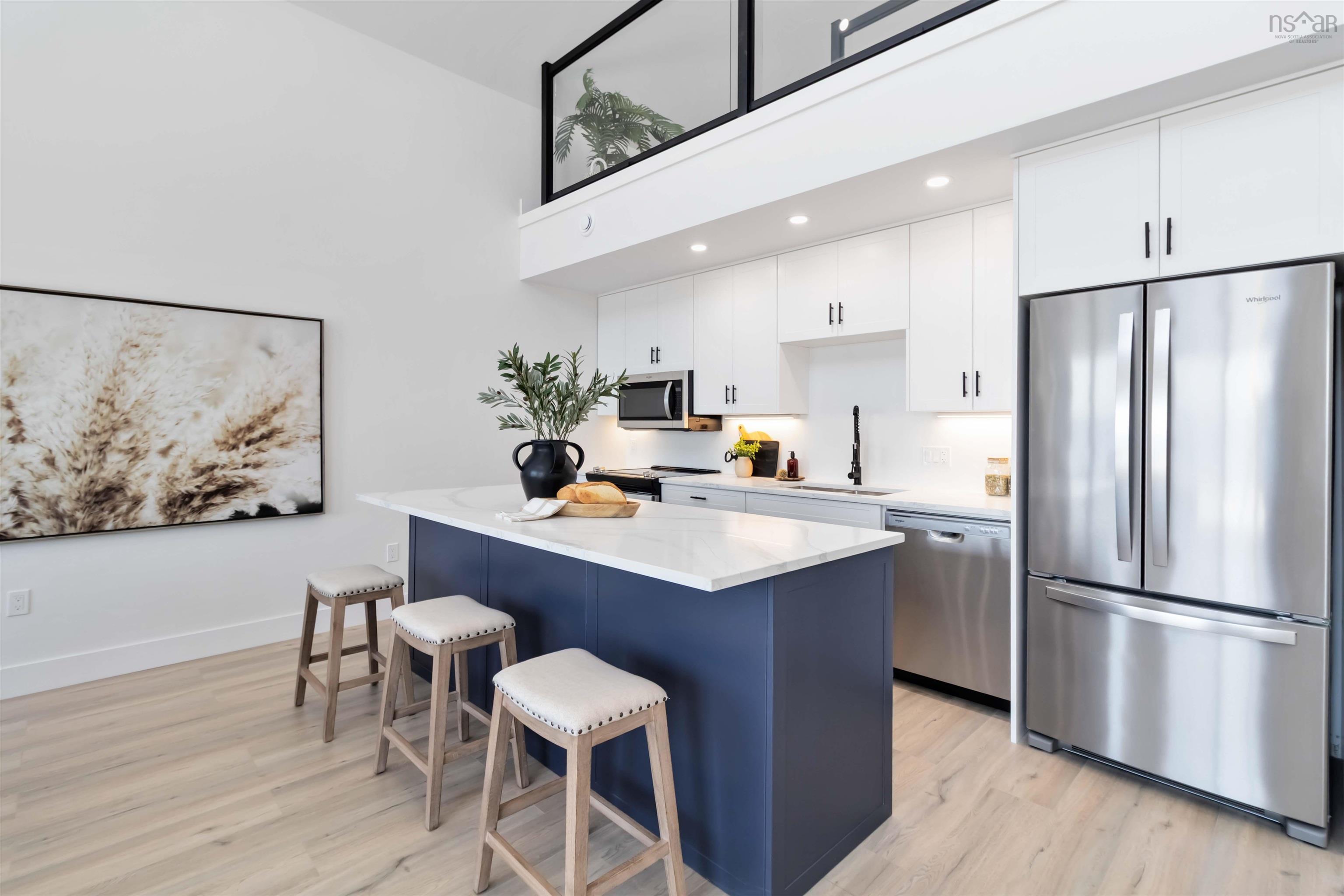 $724,900.00: 16 Compass Cove Court, Fox Point