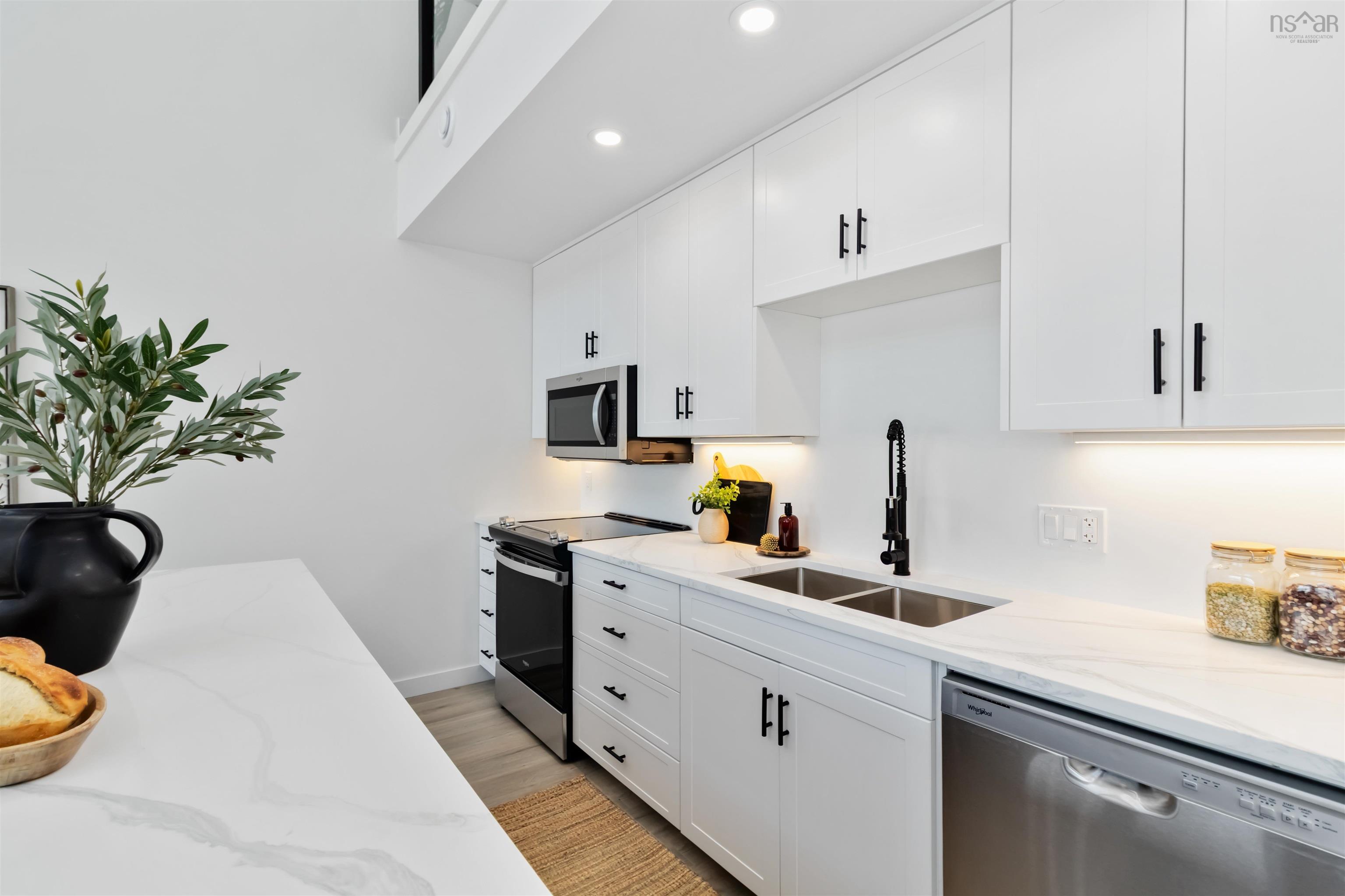 $724,900.00: 16 Compass Cove Court, Fox Point