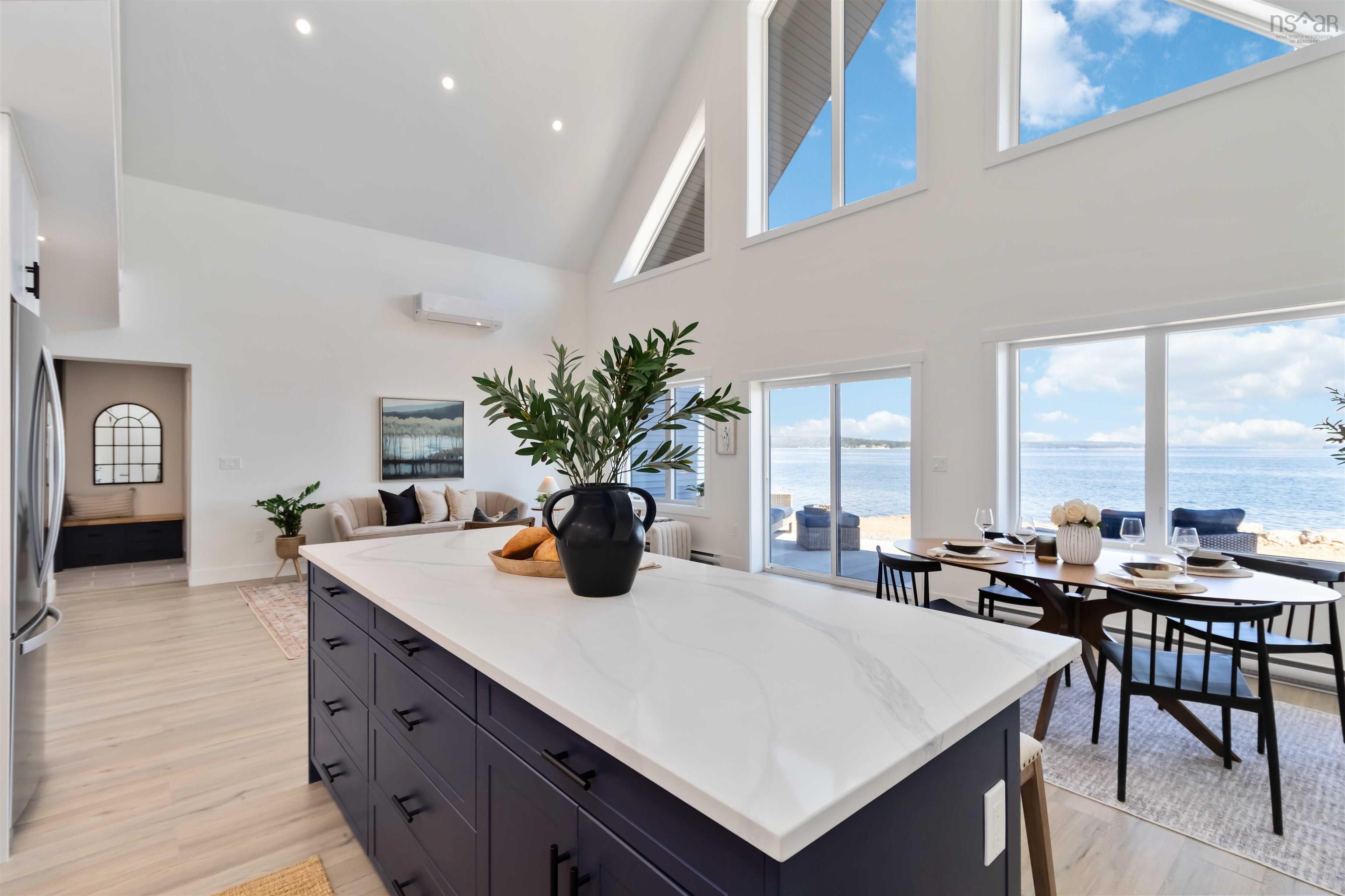 $724,900.00: 16 Compass Cove Court, Fox Point