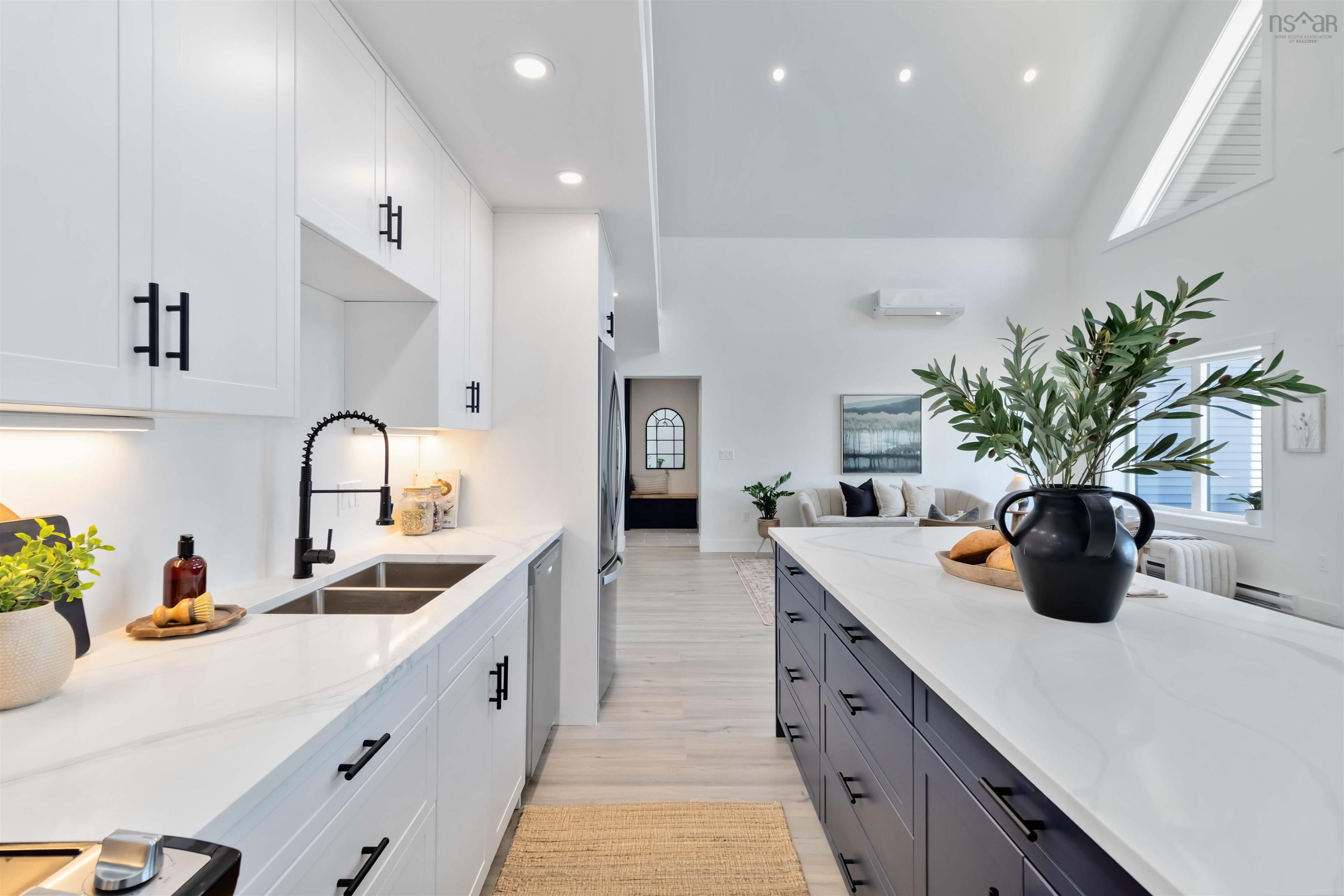 $724,900.00: 16 Compass Cove Court, Fox Point