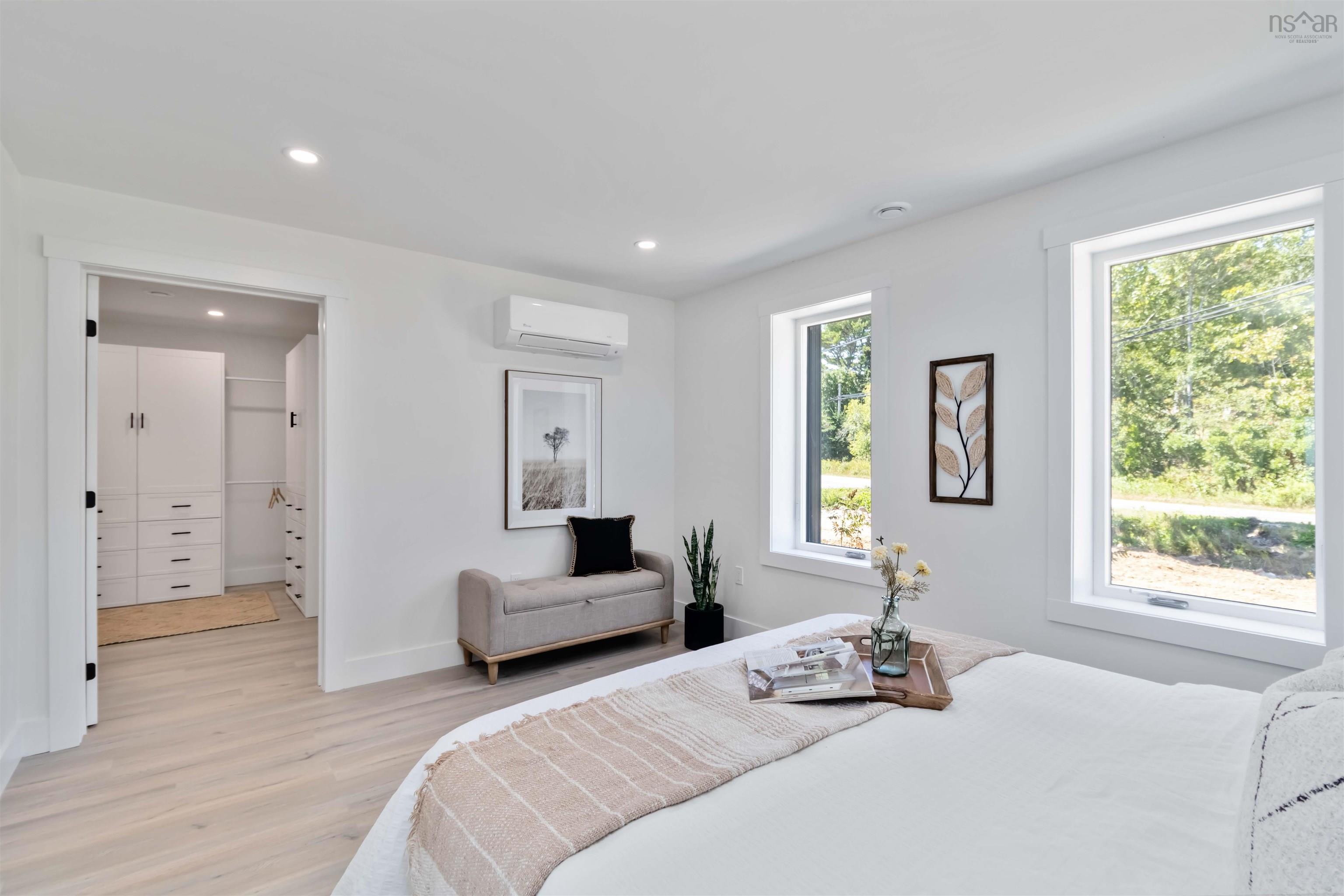 $724,900.00: 16 Compass Cove Court, Fox Point