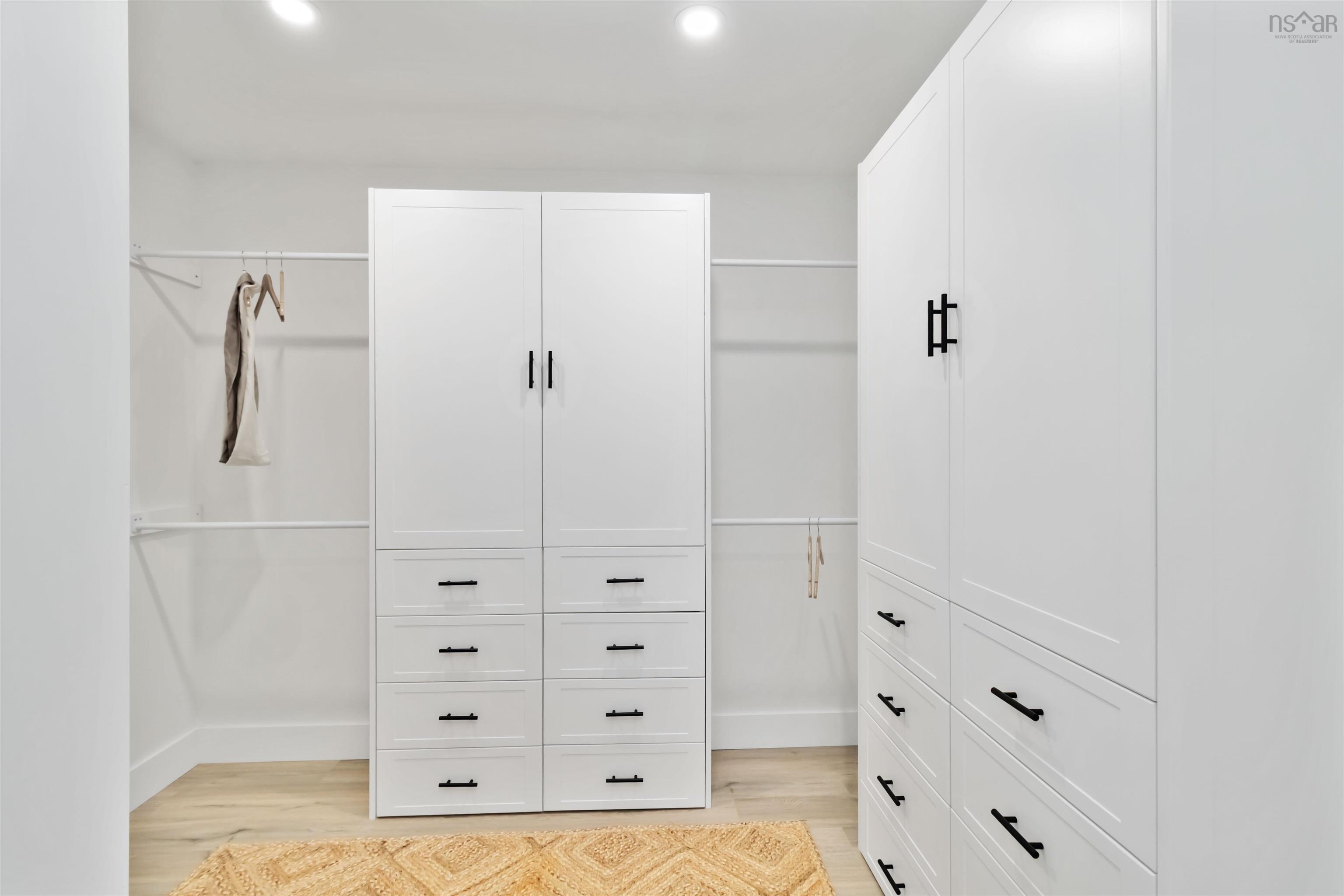 $724,900.00: 16 Compass Cove Court, Fox Point