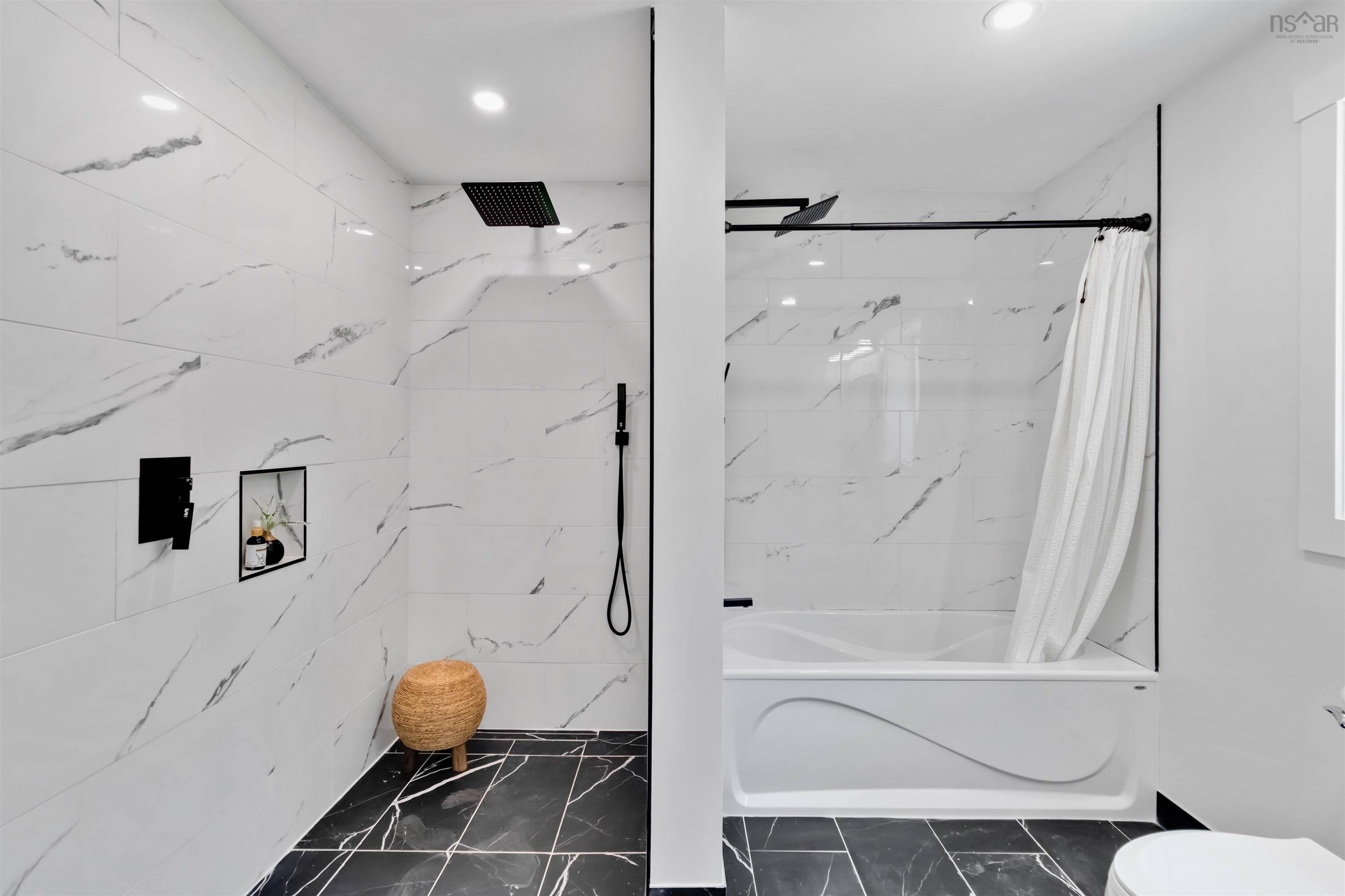 $724,900.00: 16 Compass Cove Court, Fox Point